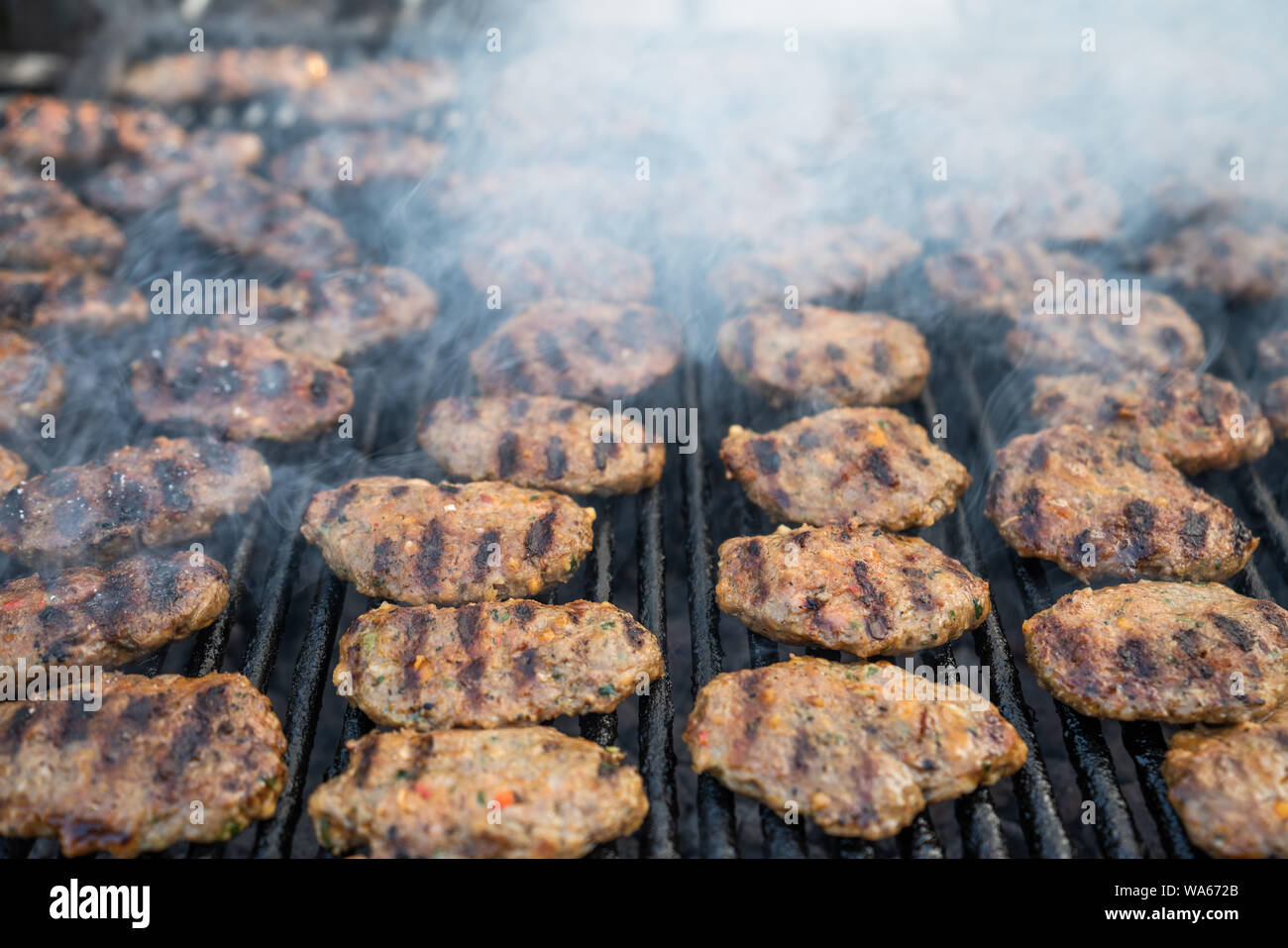 Nahaufnahme von gegrilltes Steak mit raucht Rock am Grill zubereitet. Stockfoto