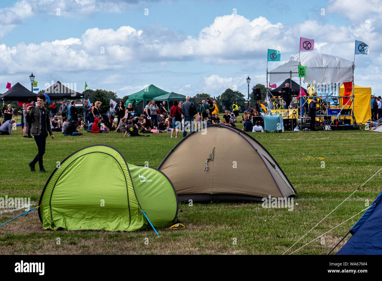 UK, London, Blackheath Gemeinsame, 17.-18. August 2019. Ein Aussterben Rebellion Ereignis in South East London dieses Wochenende schärfen das Bewusstsein für die zunehmende globale Klimawandel. Aktivisten haben geplanter Tätigkeiten auf Blackheath Gemeinsamen Rat und Regierung die Investitionen in der Industrie für fossile Brennstoffe und ihre Auswirkungen auf das Leben auf dem Land und in den Ozeanen zu protestieren. Das zweitägige Festival Diskussionen, Lautsprecher, live Band und Unterhaltung aufgenommen hat. Ein kostenloses Essen (mit freiwilligen Spende) abgewürgt wird, veganes Essen in die Menge. Am Sonntag (18. August) wird es eine "neue Schwarze Tod Prozession", wo die Demonstranten werden Stockfoto