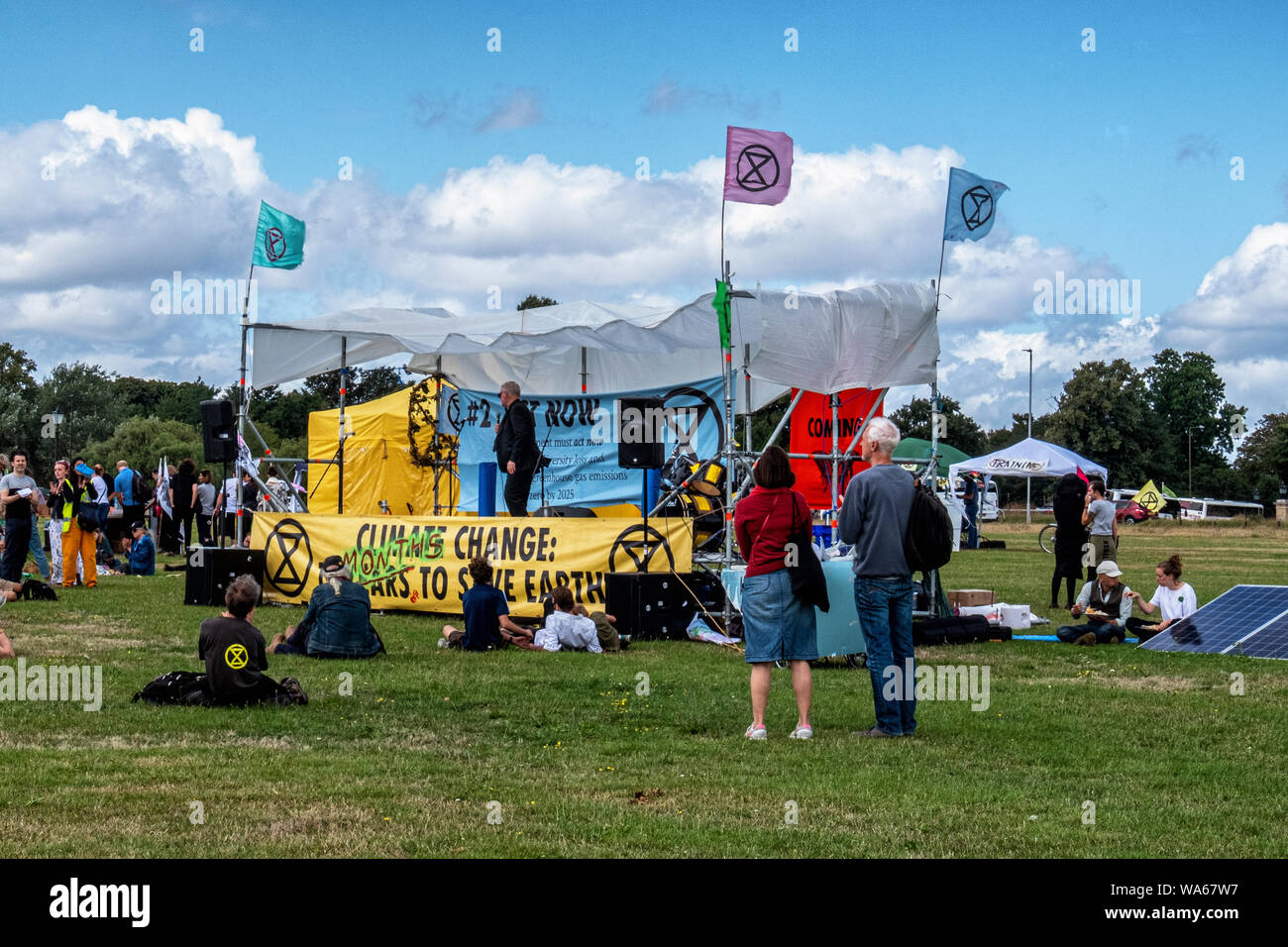 UK, London, Blackheath Gemeinsame, 17.-18. August 2019. Ein Aussterben Rebellion Ereignis in South East London dieses Wochenende schärfen das Bewusstsein für die zunehmende globale Klimawandel. Aktivisten haben geplanter Tätigkeiten auf Blackheath Gemeinsamen Rat und Regierung die Investitionen in der Industrie für fossile Brennstoffe und ihre Auswirkungen auf das Leben auf dem Land und in den Ozeanen zu protestieren. Das zweitägige Festival Diskussionen, Lautsprecher, live Band und Unterhaltung aufgenommen hat. Ein kostenloses Essen (mit freiwilligen Spende) abgewürgt wird, veganes Essen in die Menge. Am Sonntag (18. August) wird es eine "neue Schwarze Tod Prozession", wo die Demonstranten werden Stockfoto