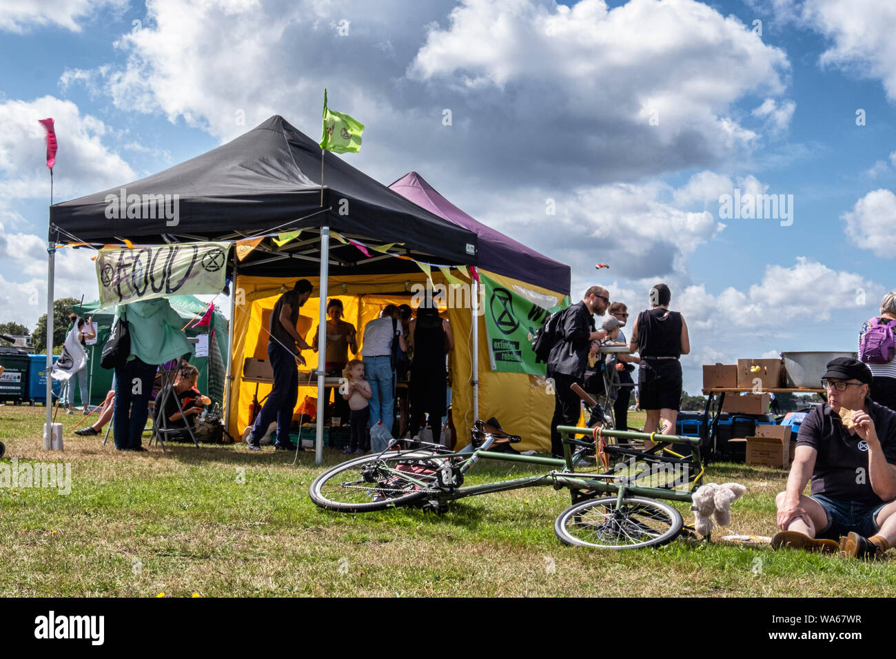 UK, London, Blackheath Gemeinsame, 17.-18. August 2019. Ein Aussterben Rebellion Ereignis in South East London dieses Wochenende schärfen das Bewusstsein für die zunehmende globale Klimawandel. Aktivisten haben geplanter Tätigkeiten auf Blackheath Gemeinsamen Rat und Regierung die Investitionen in der Industrie für fossile Brennstoffe und ihre Auswirkungen auf das Leben auf dem Land und in den Ozeanen zu protestieren. Das zweitägige Festival Diskussionen, Lautsprecher, live Band und Unterhaltung aufgenommen hat. Ein kostenloses Essen (mit freiwilligen Spende) abgewürgt wird, veganes Essen in die Menge. Am Sonntag (18. August) wird es eine "neue Schwarze Tod Prozession", wo die Demonstranten werden Stockfoto