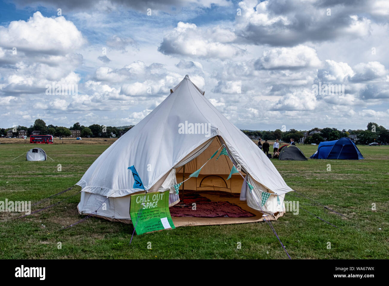 UK, London, Blackheath Gemeinsame, 17.-18. August 2019. Ein Aussterben Rebellion Ereignis in South East London dieses Wochenende schärfen das Bewusstsein für die zunehmende globale Klimawandel. Aktivisten haben geplanter Tätigkeiten auf Blackheath Gemeinsamen Rat und Regierung die Investitionen in der Industrie für fossile Brennstoffe und ihre Auswirkungen auf das Leben auf dem Land und in den Ozeanen zu protestieren. Das zweitägige Festival Diskussionen, Lautsprecher, live Band und Unterhaltung aufgenommen hat. Ein kostenloses Essen (mit freiwilligen Spende) abgewürgt wird, veganes Essen in die Menge. Am Sonntag (18. August) wird es eine "neue Schwarze Tod Prozession", wo die Demonstranten werden Stockfoto