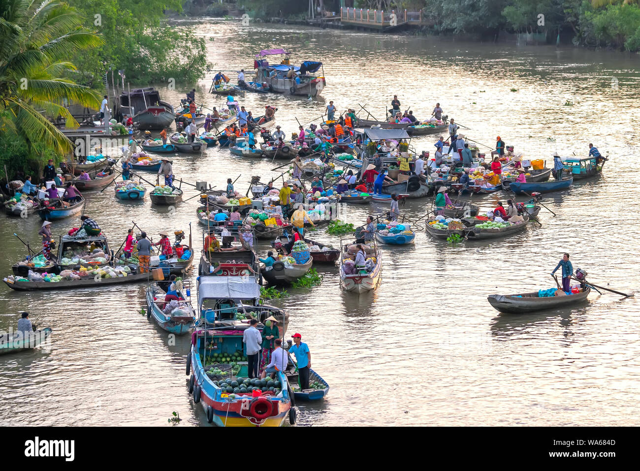 Bauern einkaufen in Phong Dien überfüllten schwimmenden Markt morgen mit Dutzende Boote am Ufer des Flusses Handel landwirtschaftlicher Produkte serviert traditionelle in Can Tho Stockfoto