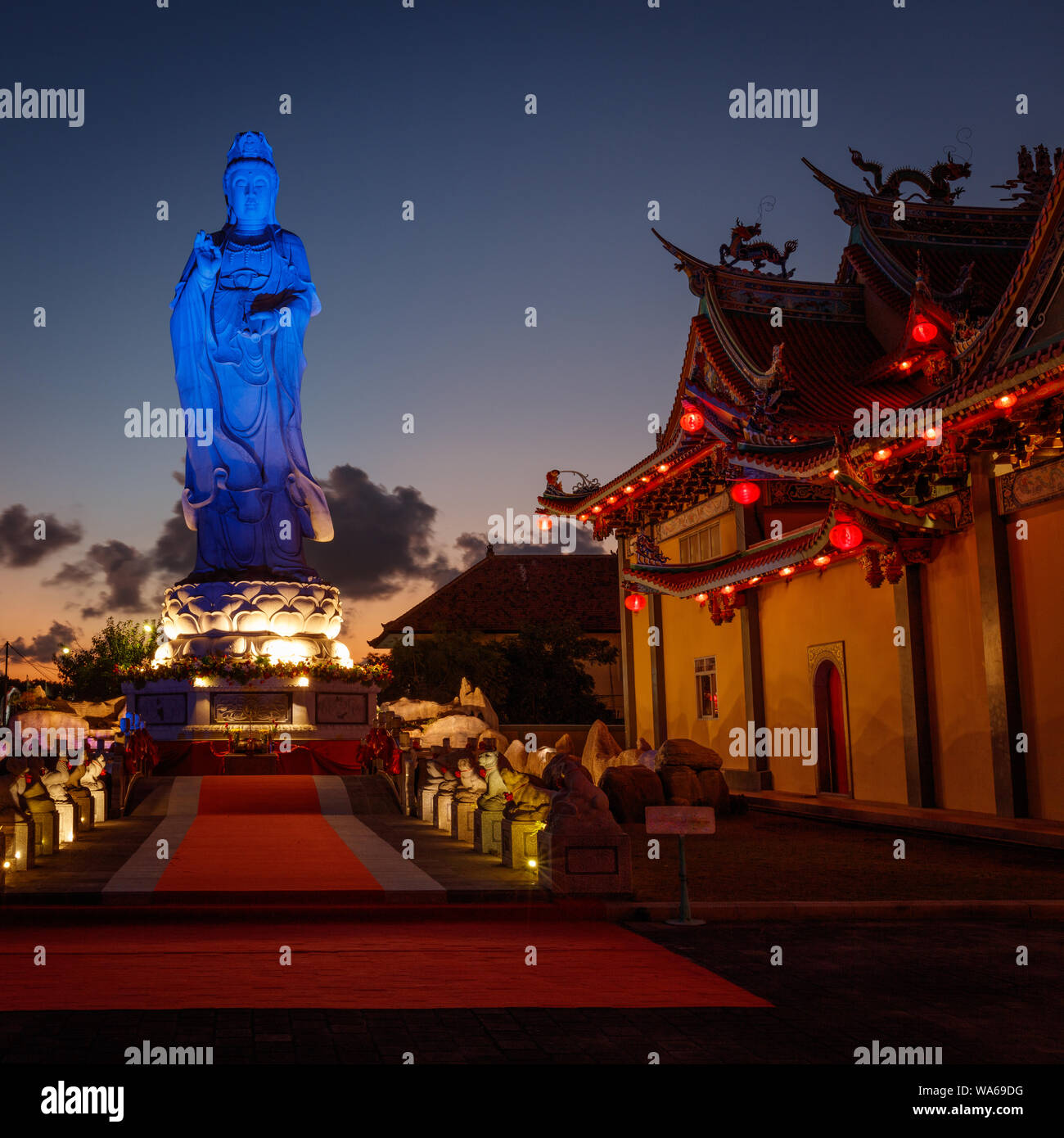 Statue von tianhou Mazu, Chinesischen Meer Göttin an Vihara Satya Dharma, chinesischen buddhistischen Tempel. Hafen Benoa, Bali, Indonesien. Nacht. Quadratisches Bild. Stockfoto