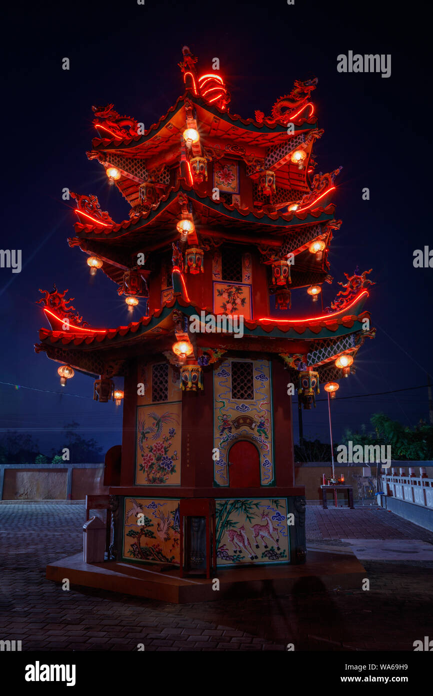 Bei padoda Vihara Satya Dharma, chinesischen buddhistischen Tempel, ehrt Tianhou Mazu, Chinesischen Meer Göttin. Tanjung Benoa, Bali, Indonesien. Nacht. Stockfoto