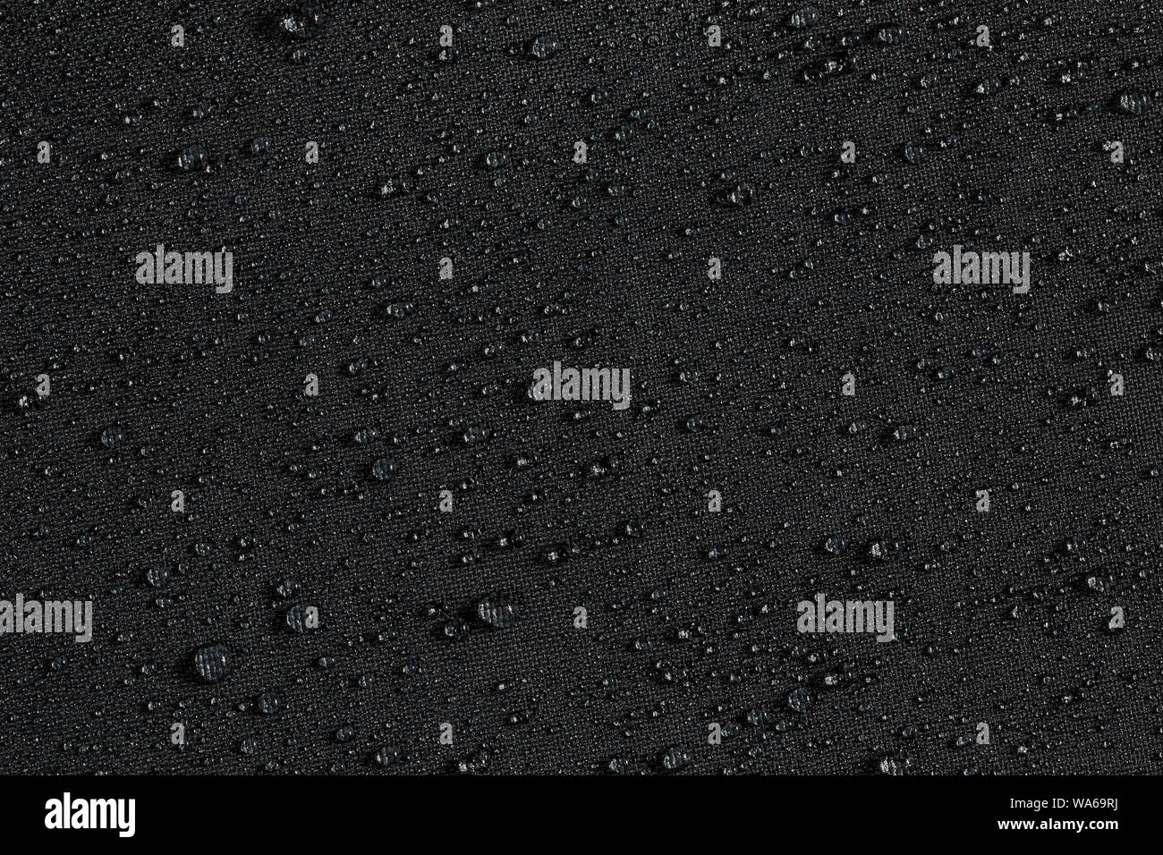 Dunkelgrau wasserdicht hydrophobe Flachbild Tuch closeup mit Regentropfen Hintergrund Stockfoto