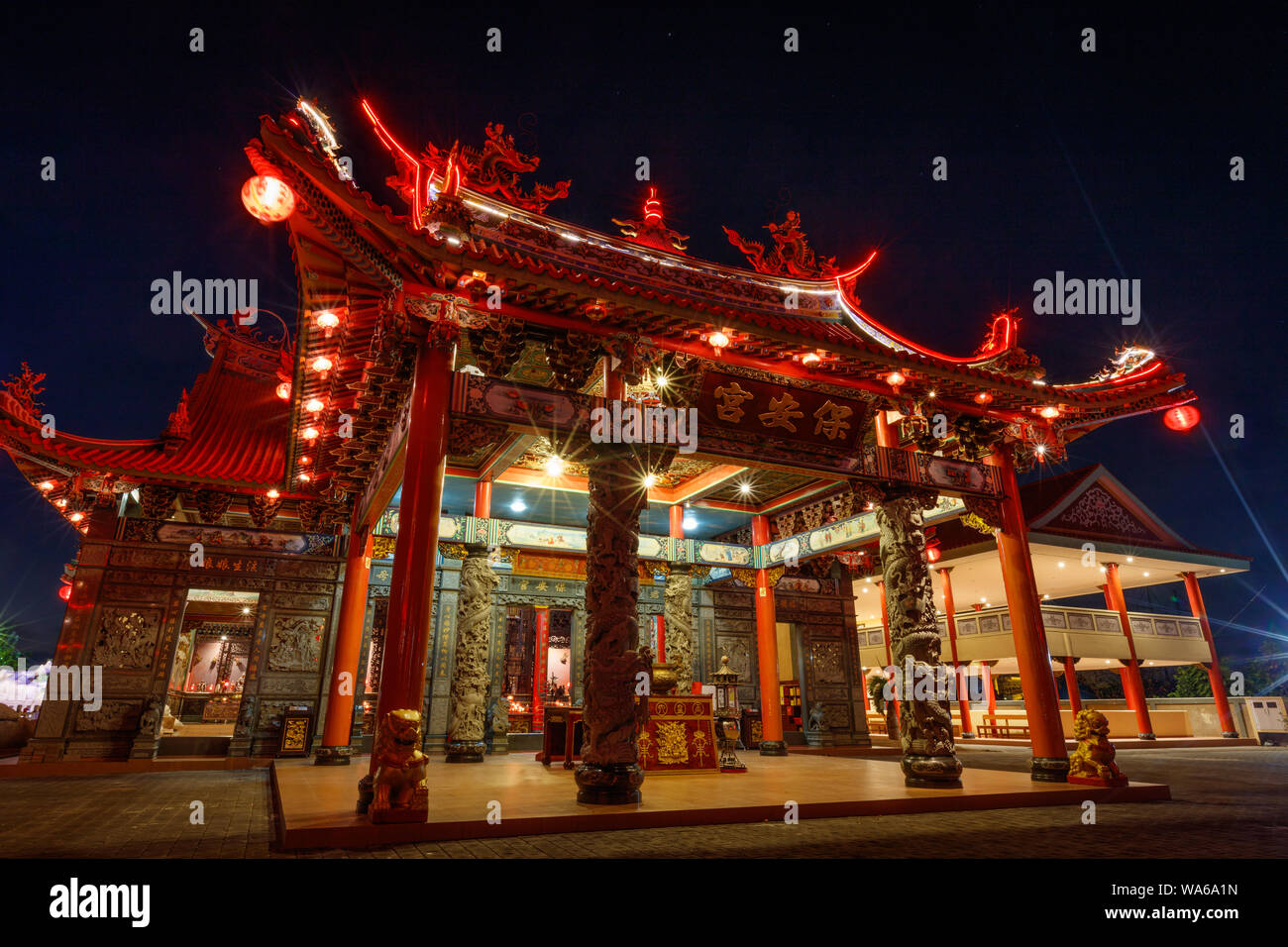Vihara Satya Dharma, chinesischen buddhistischen Tempel, ehrt Tianhou Mazu, Chinesischen Meer Göttin. Tanjung Benoa, Bali, Indonesien. Nacht. Stockfoto