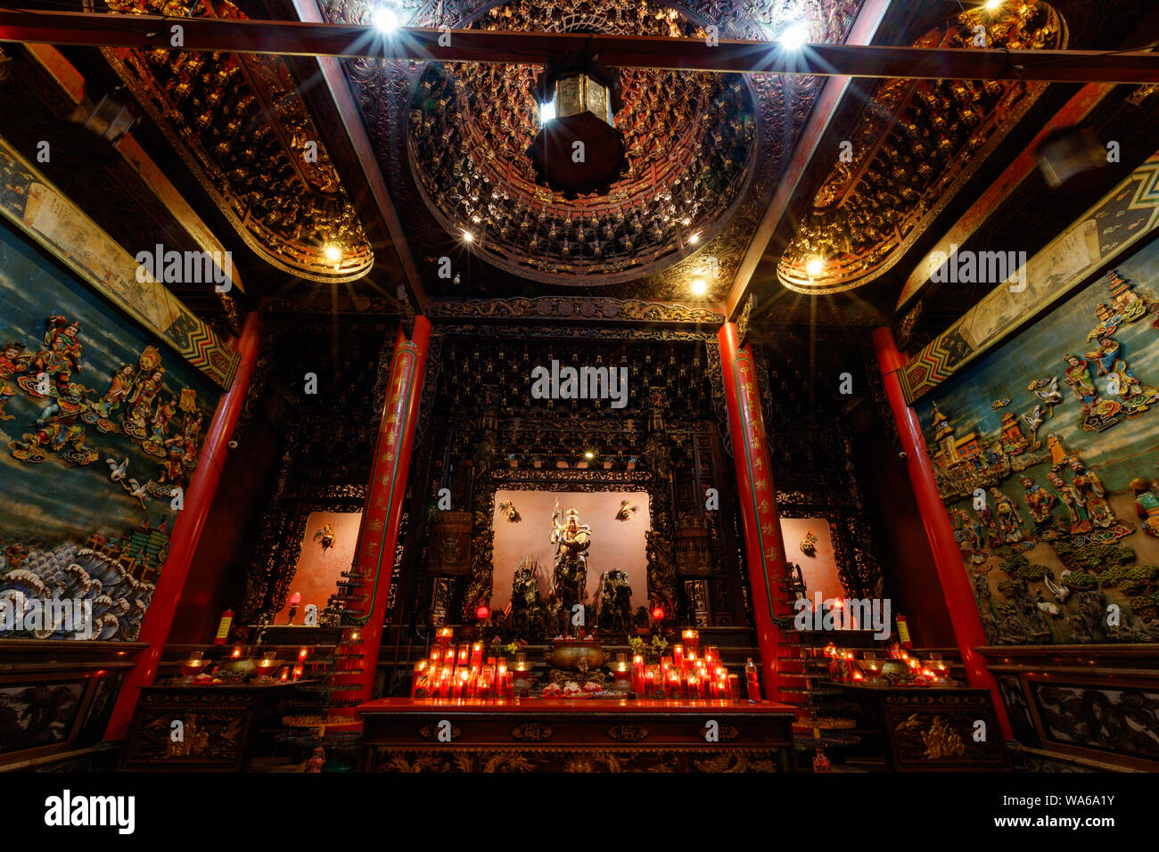 Innenraum des Vihara Satya Dharma, chinesischen buddhistischen Tempel, ehrt Tianhou Mazu, Chinesischen Meer Göttin. Tanjung Benoa, Bali, Indonesien. Nacht. Stockfoto