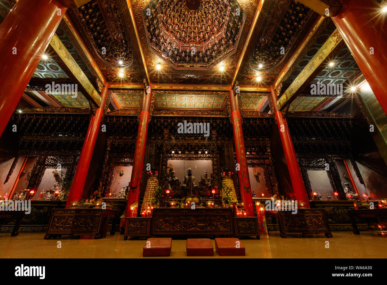 Innenraum des Vihara Satya Dharma, chinesischen buddhistischen Tempel, ehrt Tianhou Mazu, Chinesischen Meer Göttin. Tanjung Benoa, Bali, Indonesien. Nacht. Stockfoto