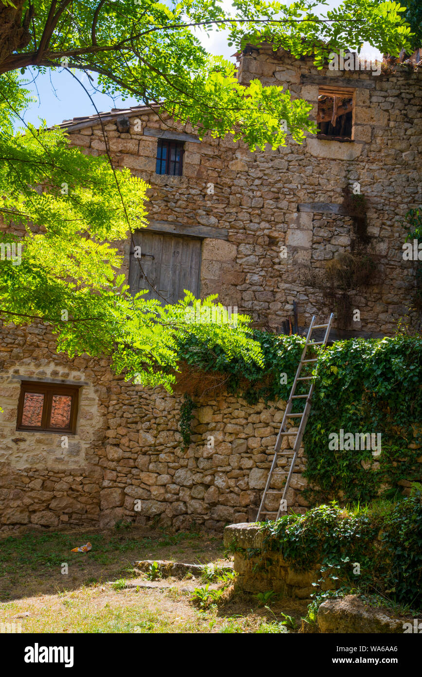 Fassade des verlassenen Hauses. Orbaneja del Castillo, Burgos Provinz Castilla Leon, Spanien. Stockfoto