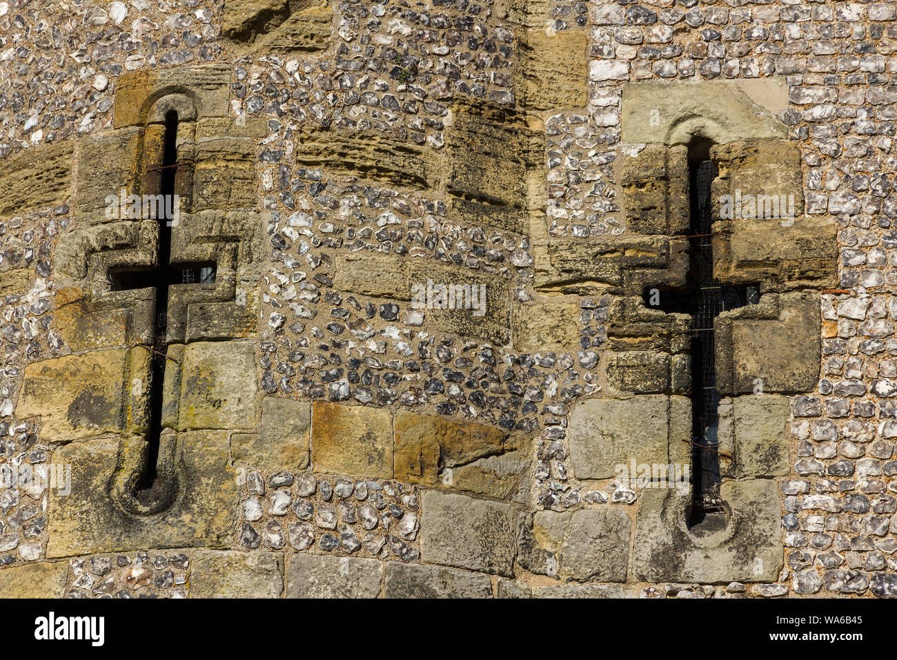 Kreuz Schlitz Pfeil Schleifen im befestigten Barbican Torhaus von Lewes Castle, Lewes, East Sussex, UK Stockfoto