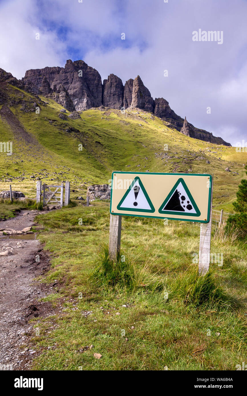 Gefahr Felssturz Zeichen von Wanderweg führt der Old man of Storr und Trotternish Bergrücken, Isle Of Skye, Schottland, UK Stockfoto