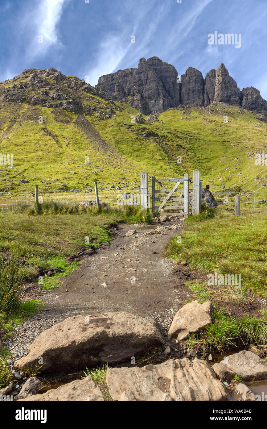 Wanderweg und Holztor auf Weg zum Old Man of Storr und Trotternish Ridge, Isle Of Skye, Schottland, Großbritannien Stockfoto