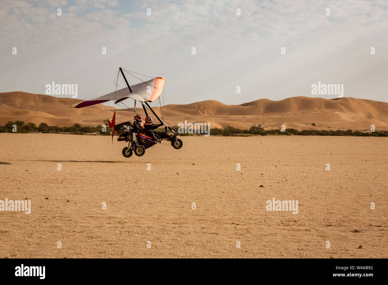 Walvis Bay, Namibia - Juli 16, 2018: Ein ultraleichtflugzeug zieht aus einer verbesserten Schmutz-und Landebahn in Namibia Stockfoto