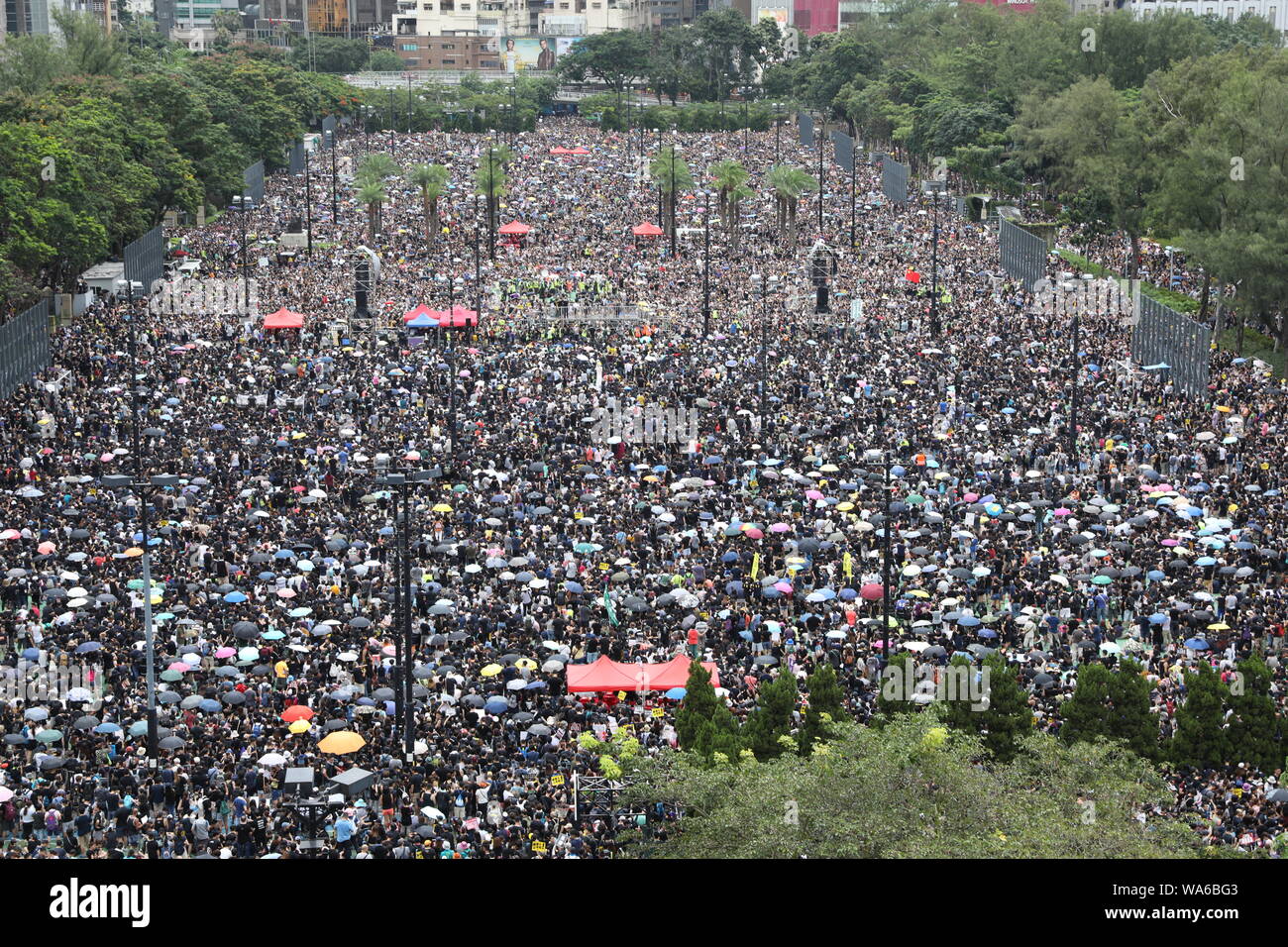 Hongkong, China. 18. August 2019. Hong Kong Anti Auslieferung protestieren. Eine Rallye durch die zivilen Menschenrechte im Victoria Park, fordert die 5 Forderungen der Demonstranten erfüllt werden. Riesige Menschenmenge im Victoria Park. Quelle: David Coulson/Alamy leben Nachrichten Stockfoto