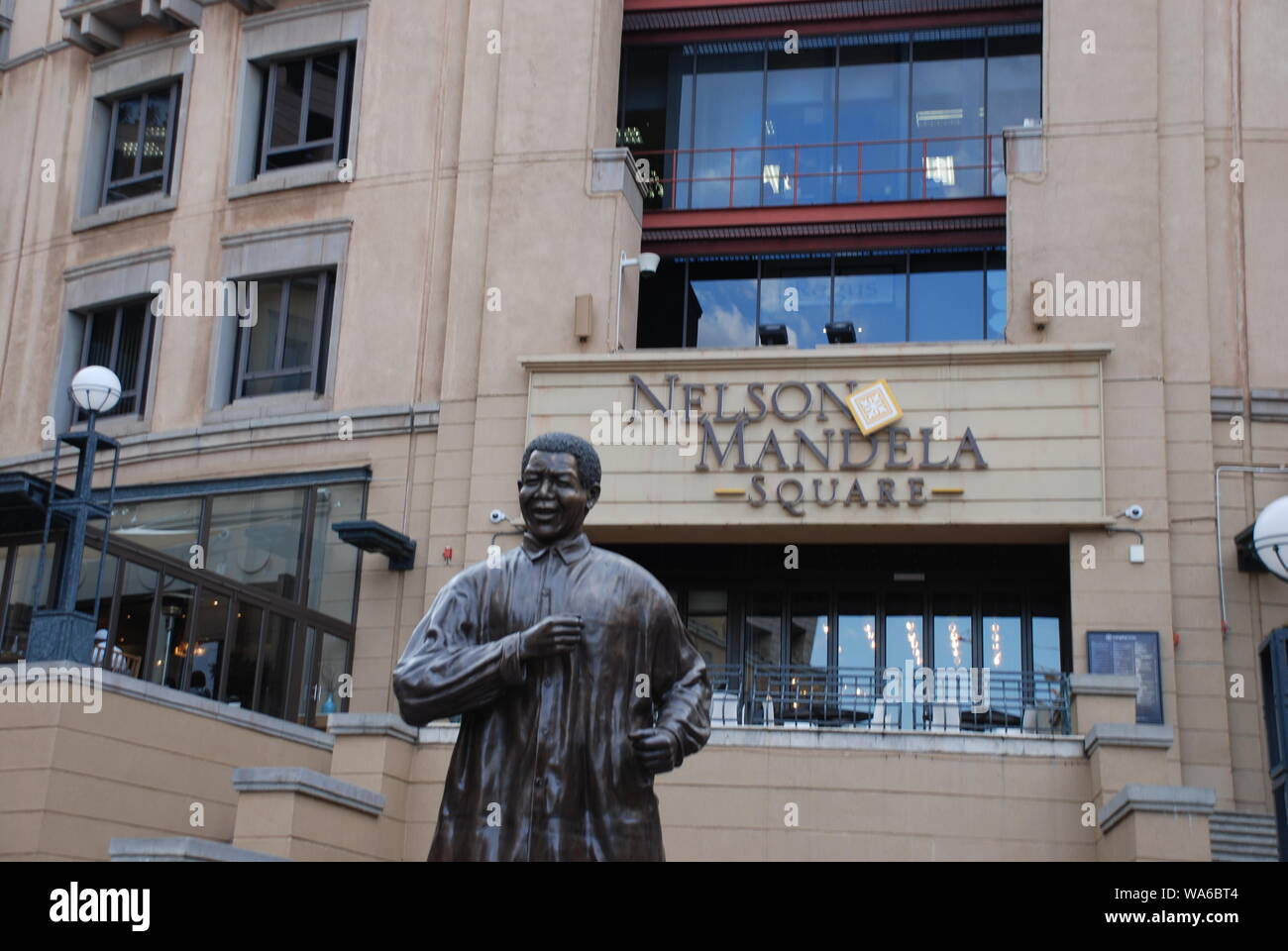 Die Statue des ehemaligen Präsidenten Nelson Mandela, Nelson Mandela Square in Sandton, Johannesburg in Südafrika Stockfoto