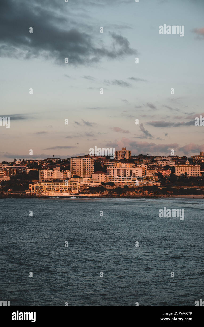 Die ersten Strahlen der Morgensonne Hit im Süden Bondi Landspitze an einem kalten Wintermorgen. Stockfoto