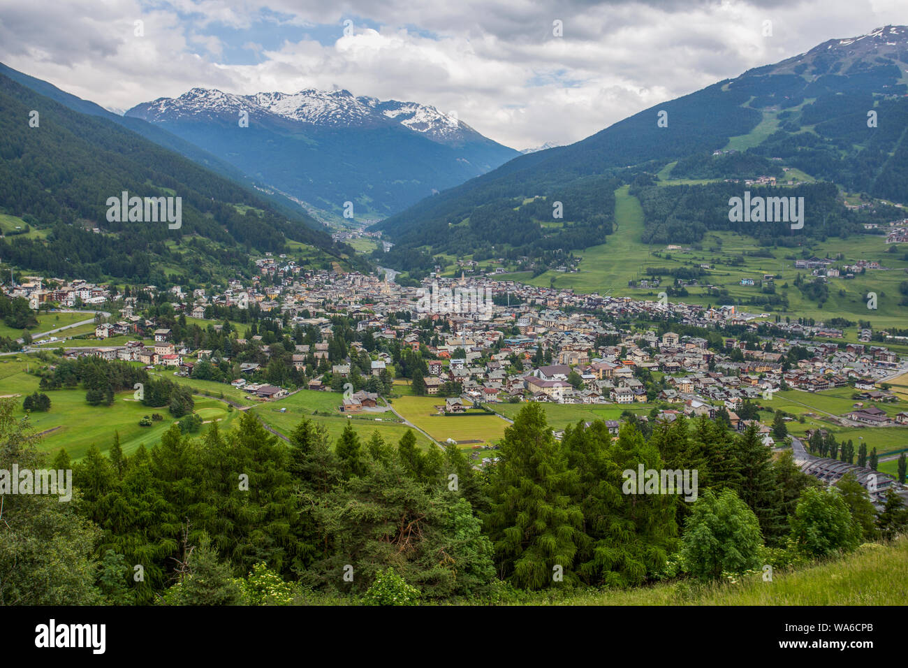 Ansicht von oben in Bormio im Sommer, eine italienische Stadt in der Provinz Sondrio in der Lombardei und renommierten Sommer und Winter Ferienort in den Alpen. Stockfoto