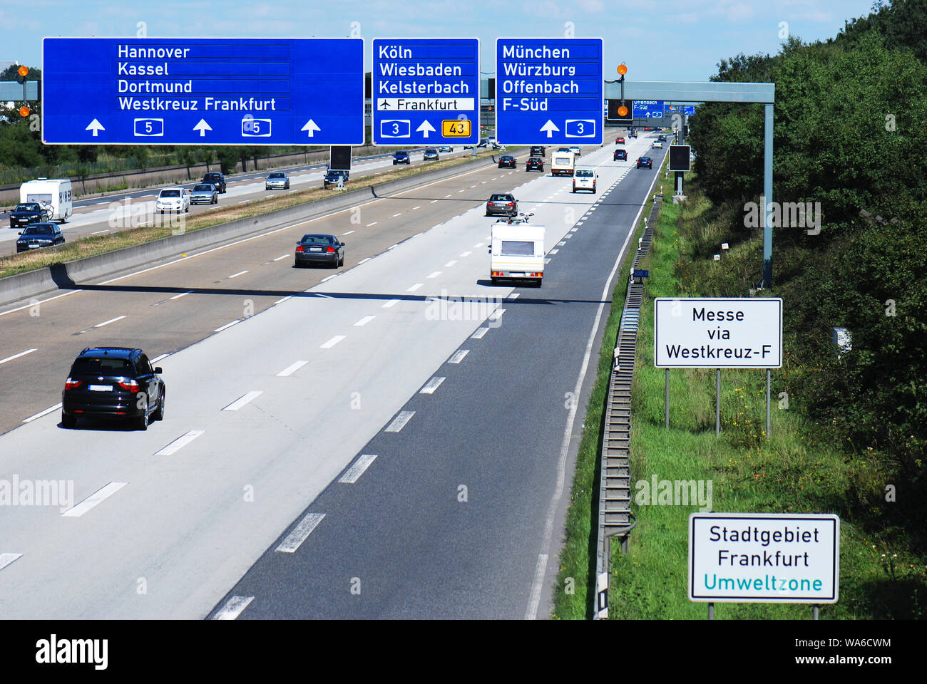 Schilder an der Autobahn für grüne Umweltzone in Frankfurt/Deutschland Stockfoto