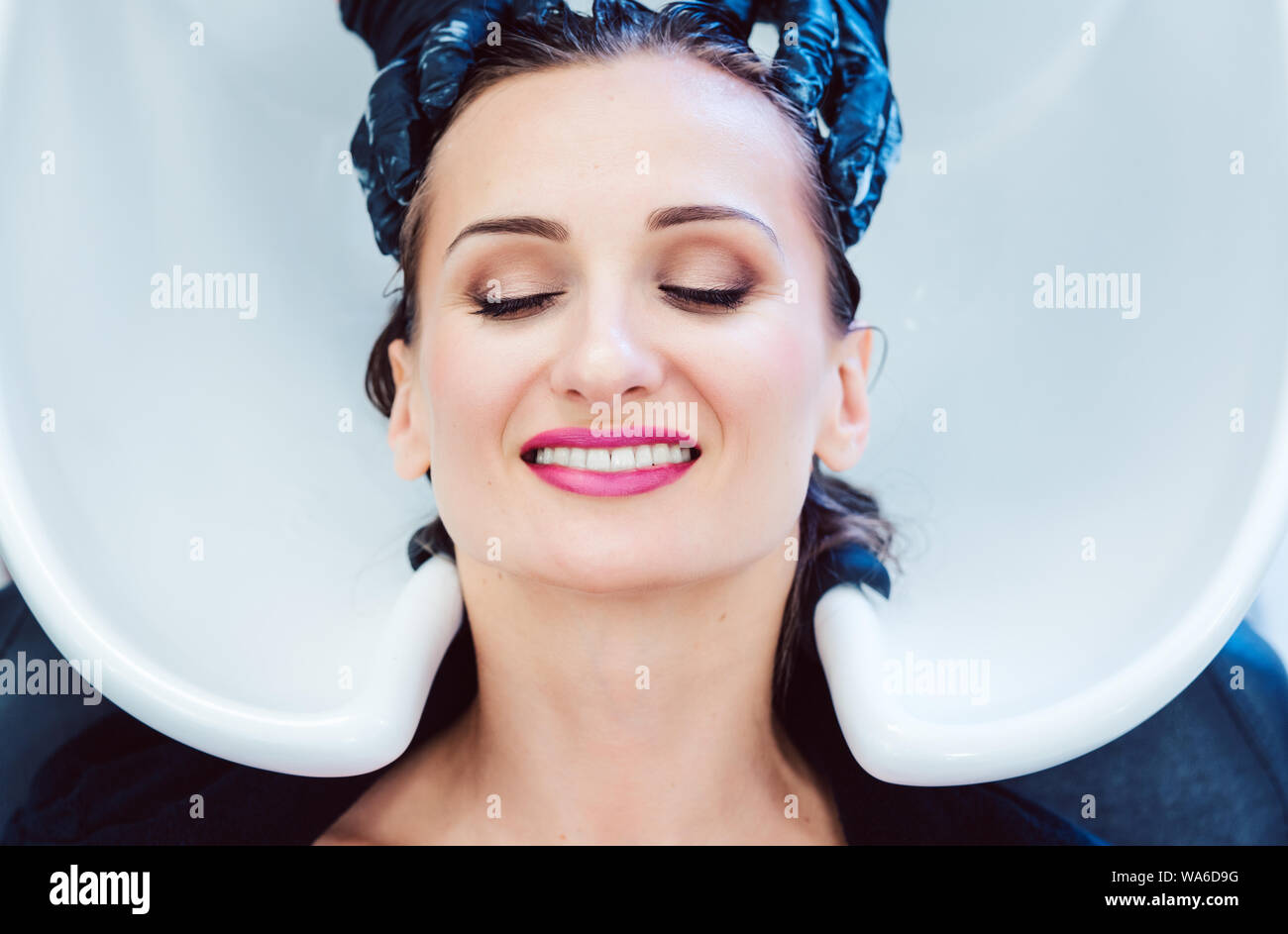 Waschen Friseur Haar von Client in Ihrem Shop Stockfoto