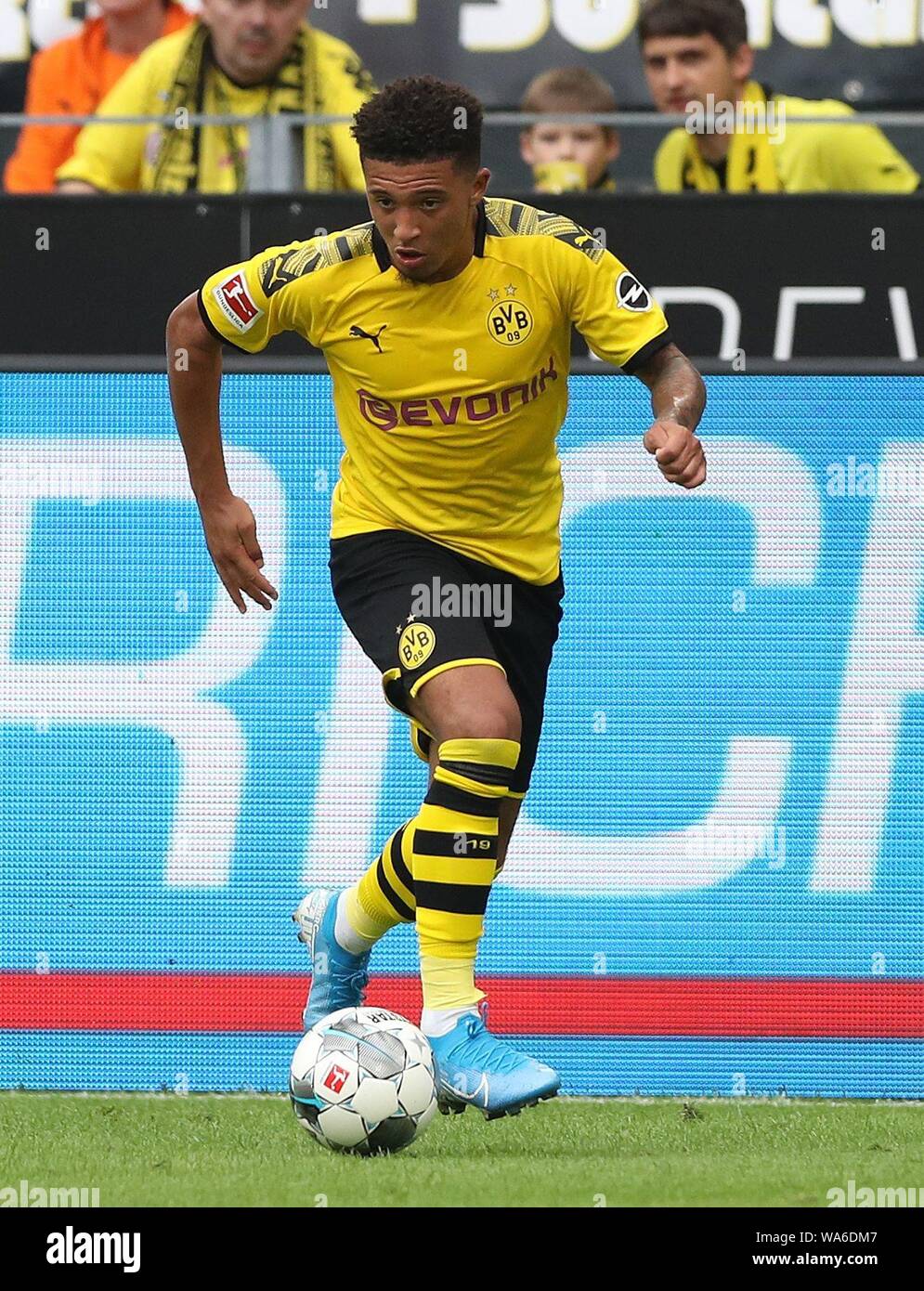 Firo: 17.08.2019, Fußball, 1.Bundesliga, Saison 2019/2020, BVB, Borussia  Dortmund - FC Augsburg Jadon SANCHO, BVB spielt in der zweiten Hälfte mit  blau Nike Schuhe. | Verwendung weltweit Stockfotografie - Alamy