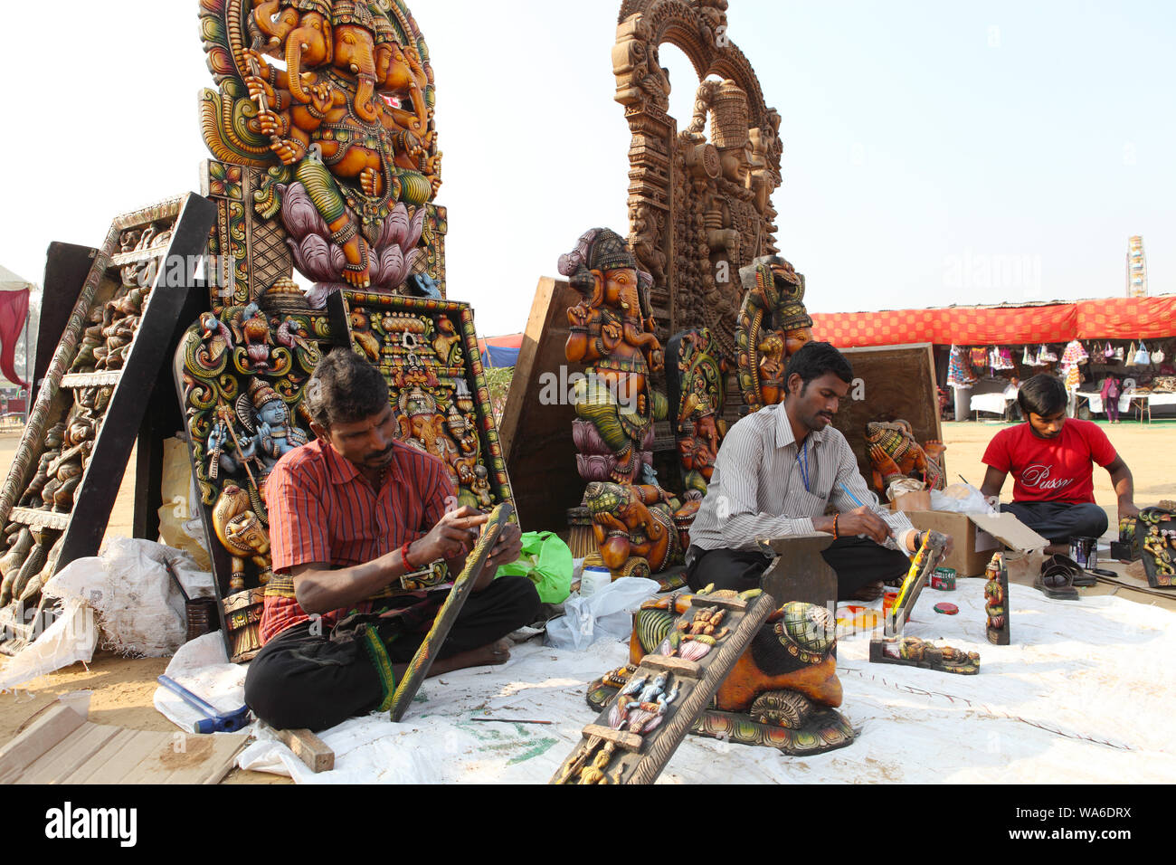 Männliche Künstler Gemälde Statuen von Göttern in Mela, Gurgaon, Haryana, Indien Stockfoto
