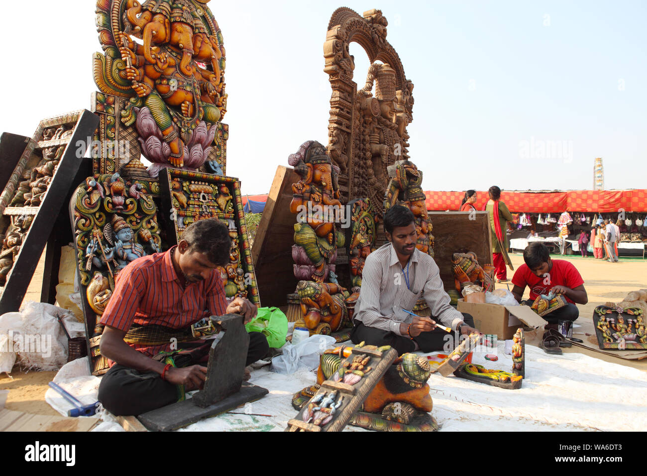Männliche Künstler Gemälde Statuen von Göttern in Mela, Gurgaon, Haryana, Indien Stockfoto