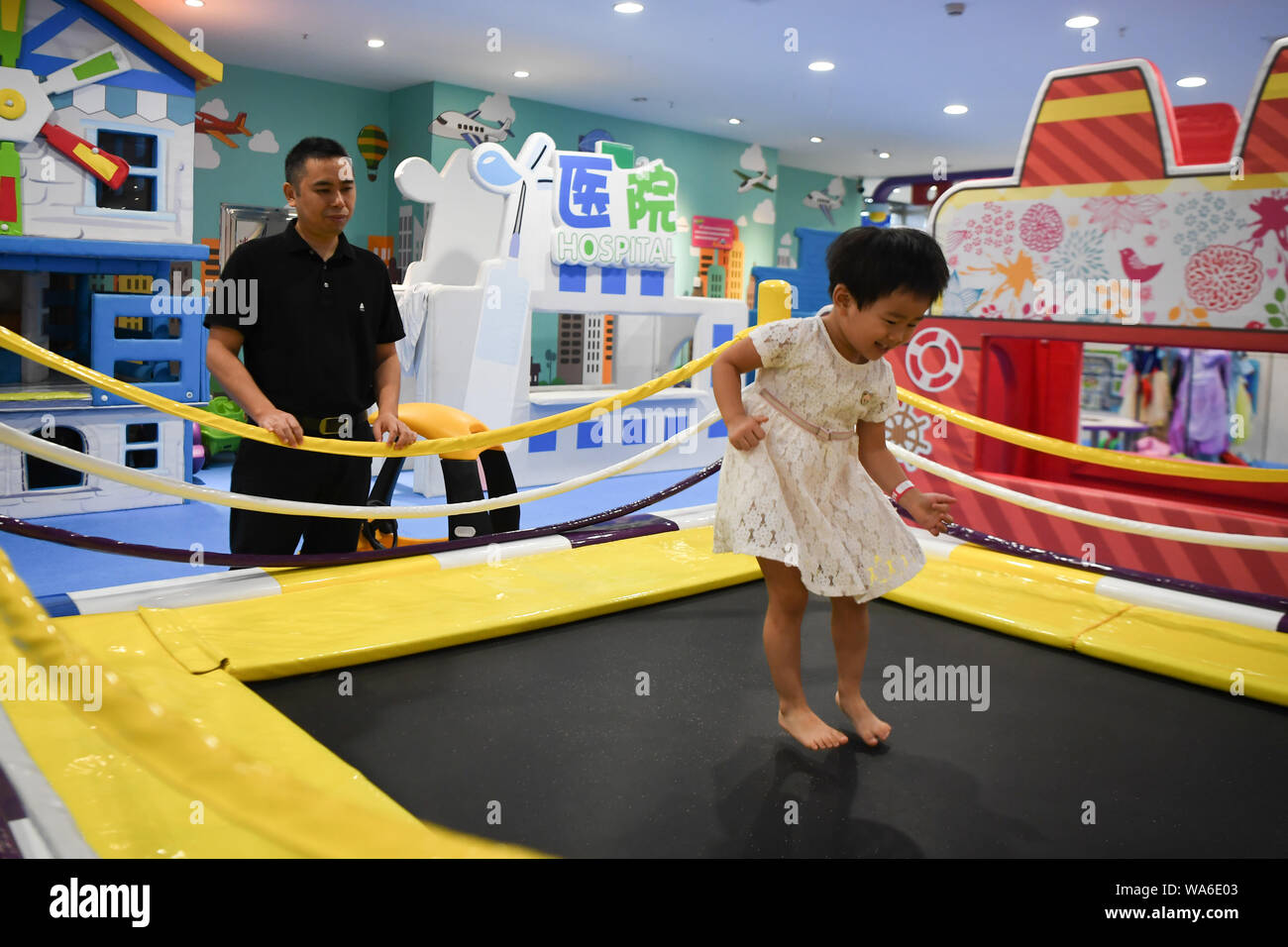 (190818) - CHANGSHA, Aug 18, 2019 (Xinhua) - Xiao Yangbao Uhren seine Tochter das Springen auf dem Trampolin in einen Indoor Spielplatz in Changsha, der Hauptstadt der zentralchinesischen Provinz Hunan, Nov. 17, 2019. Xiao Yangbao, ein 39-jährige Arzt in der Endoskopie Zentrum von Hunan Chest Hospital, arbeitet an einer Tuberkulose Prävention und Behandlung für fast 8 Jahre. Als Arzt Ausführung von Endoskopie, Xiao ist angesichts der höheren Risiken für Tuberkulose und höhere Betrieb Anforderungen an Genauigkeit und Konzentration. Xiao immer erfreut, wenn seine Patienten gut. Bisher Stockfoto