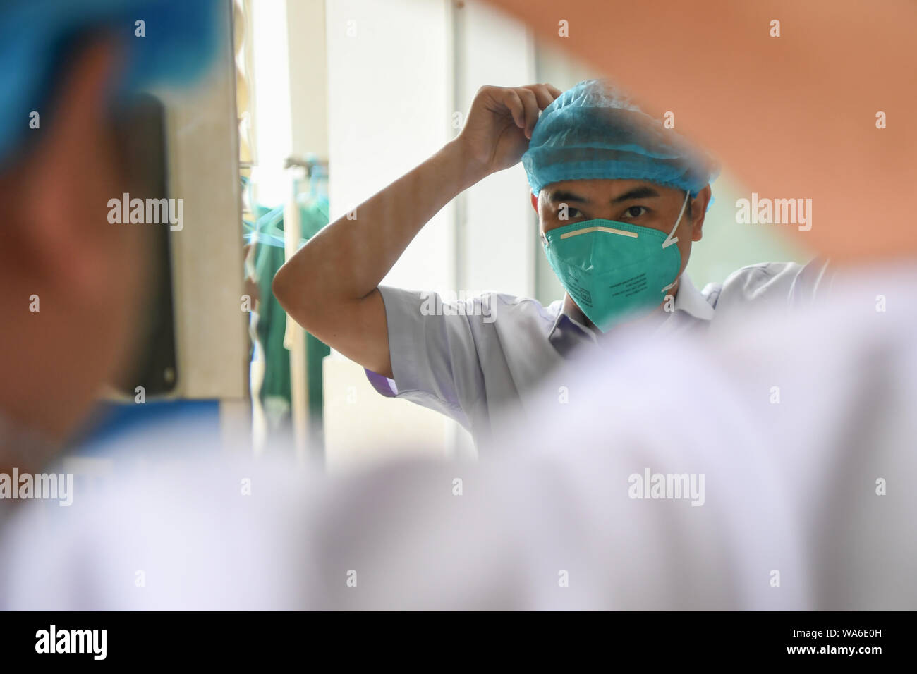 (190818) - CHANGSHA, Aug 18, 2019 (Xinhua) - Arzt Xiao Yangbao setzt auf die Maske vor der Arbeit in der Endoskopie Zentrum von Hunan Chest Hospital in Changsha, der Hauptstadt der zentralchinesischen Provinz Hunan, Nov. 14, 2019. Xiao Yangbao, ein 39-jährige Arzt in der Endoskopie Zentrum von Hunan Chest Hospital, arbeitet an einer Tuberkulose Prävention und Behandlung für fast 8 Jahre. Als Arzt Ausführung von Endoskopie, Xiao ist angesichts der höheren Risiken für Tuberkulose und höhere Betrieb Anforderungen an Genauigkeit und Konzentration. Xiao fühlt sich immer gefreut, wenn seine Patienten gut erhielt Stockfoto