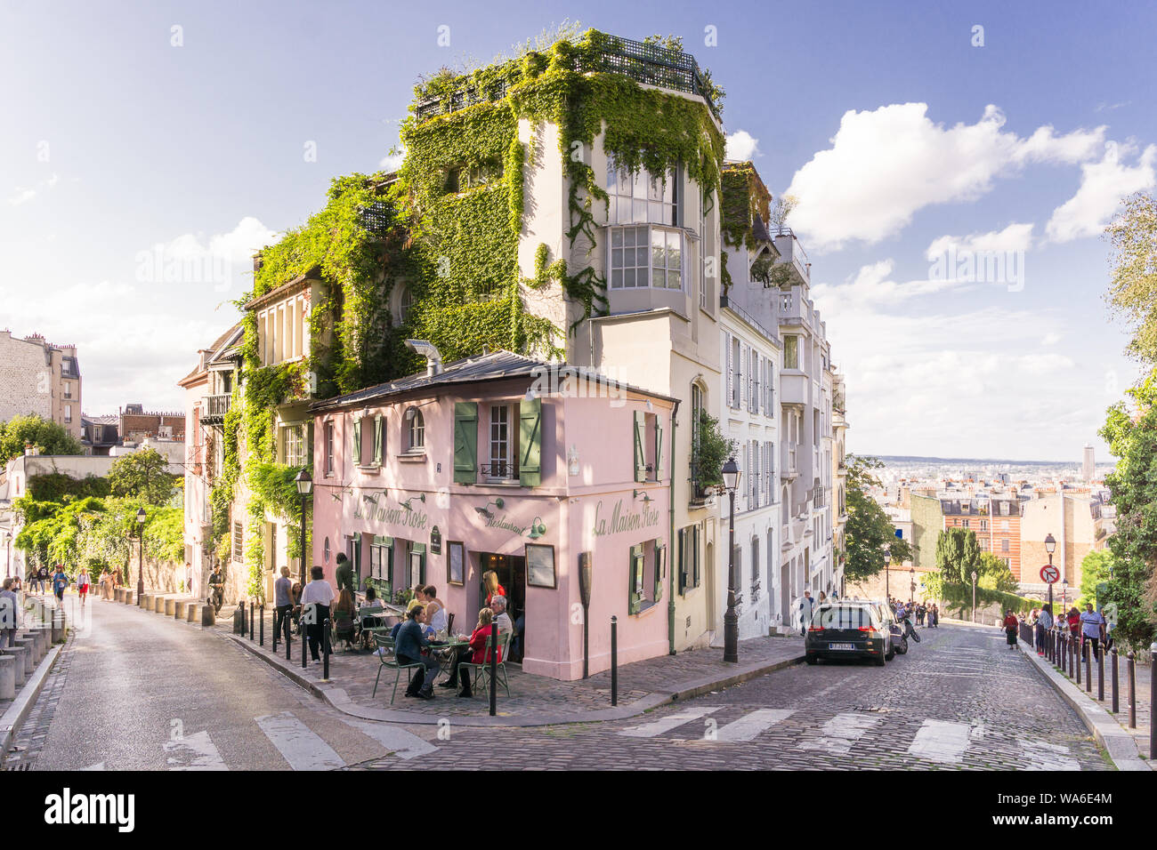 Paris Montmartre Straße - La Masion Rose Restaurant in Montmartre in Paris, Frankreich, Europa. Stockfoto