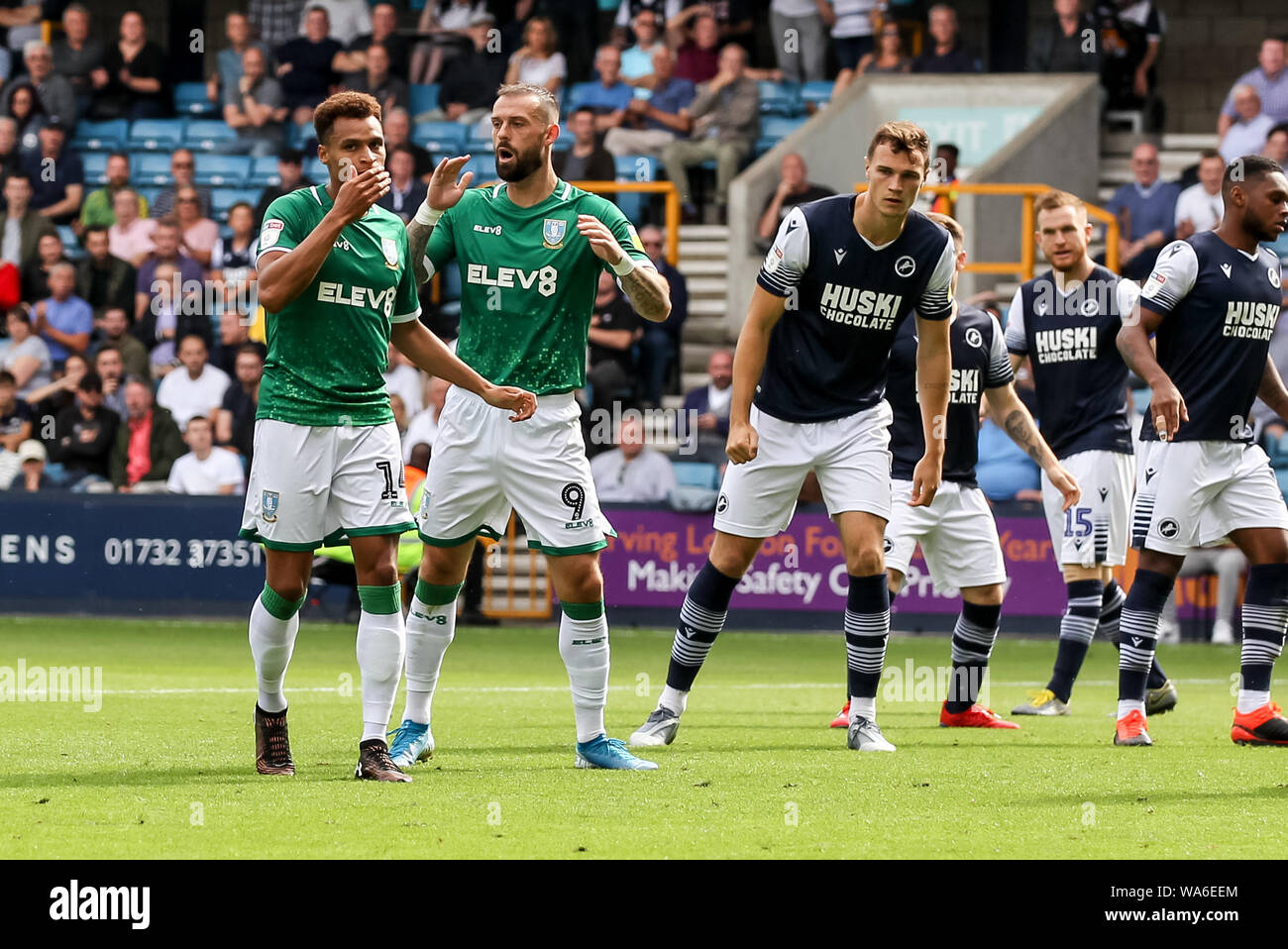 Jakob Murphy von Sheffield Wednesday und Steven Fletcher von Sheffield Wednesday rue fehlt ein Goalscoring Gelegenheit während der efl Sky Bet Championship Match zwischen Millwall und Sheffield Mittwoch an der Höhle, London, England am 17. August 2019. Foto von Ken Funken. Nur die redaktionelle Nutzung, eine Lizenz für die gewerbliche Nutzung erforderlich. Keine Verwendung in Wetten, Spiele oder einer einzelnen Verein/Liga/player Publikationen. Stockfoto