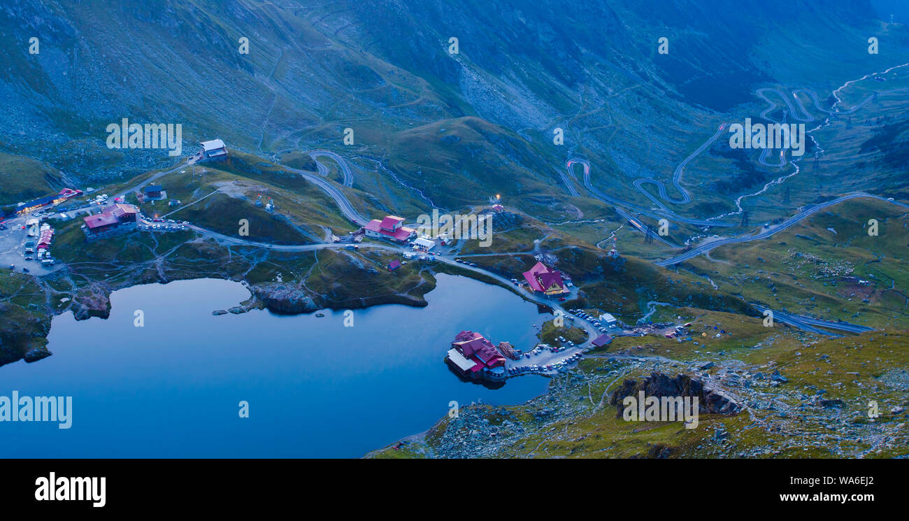 Balea See und Transfagarasan Straße in Fagaras Berg. Rumänien bei Sonnenuntergang Stockfoto