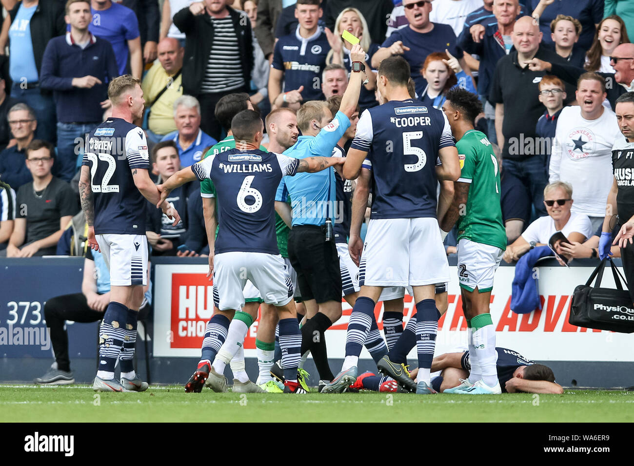 Liam Palmer von Sheffield Mittwoch erhält die Gelbe Karte von Schiedsrichter Herrn Gavin Ward während der efl Sky Bet Championship Match zwischen Millwall und Sheffield Mittwoch an der Höhle, London, England am 17. August 2019. Foto von Ken Funken. Nur die redaktionelle Nutzung, eine Lizenz für die gewerbliche Nutzung erforderlich. Keine Verwendung in Wetten, Spiele oder einer einzelnen Verein/Liga/player Publikationen. Stockfoto