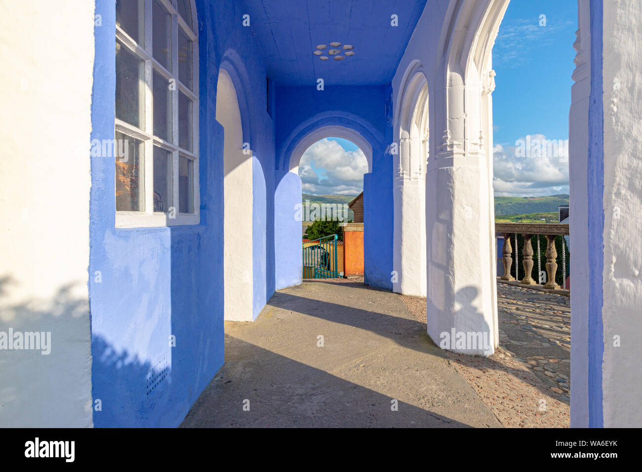 Lila lackiert Veranda mit Blick auf die Flussmündung in Portmeirion am Ende des Nachmittags ohne Menschen Stockfoto