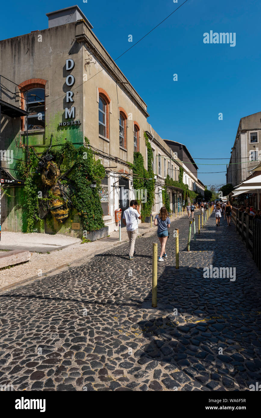 Lissabon, Portugal - Juli, 15, 2019: Der LX Werk Markt unter der Brücke Ponte 25 de Abril". Stockfoto