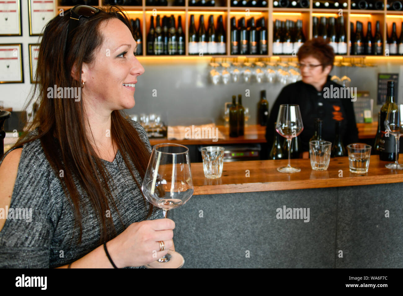 Frau mit Glas Wein Tasting und eine gute Zeit in Velo Weine, Legana Tasmanien, Australien Stockfoto Frau mit Glas Wein Tasting und eine gute Zeit in Velo Weine, Legana Tasmanien, Australien Stockfoto