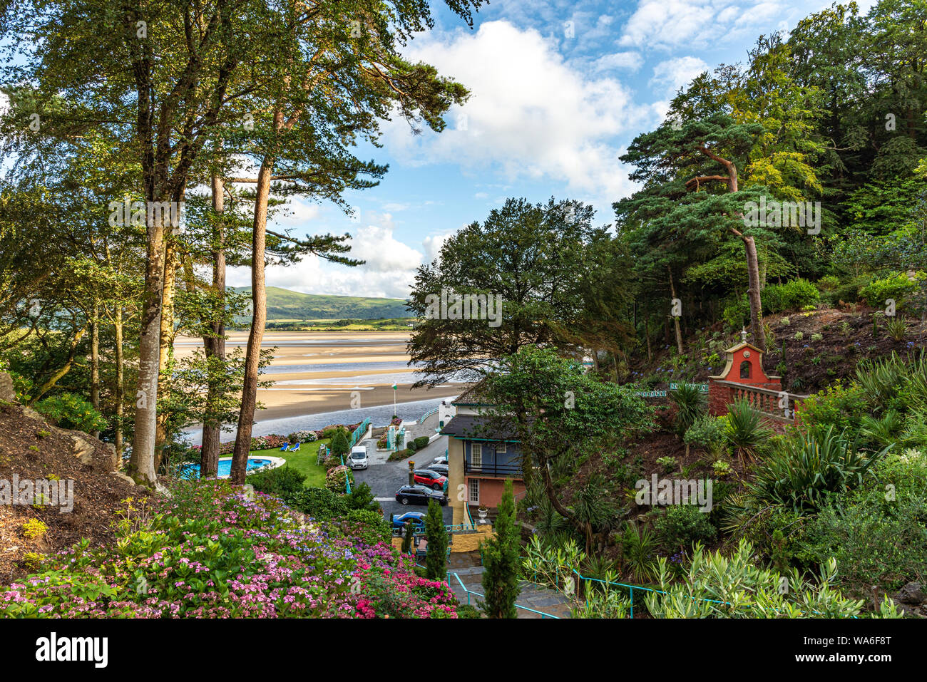 Penrhyndeudraeth, Wales, Großbritannien - 15.August 2019: Blick auf die Mündung der Portmeirion Dorf mit Menschen Stockfoto
