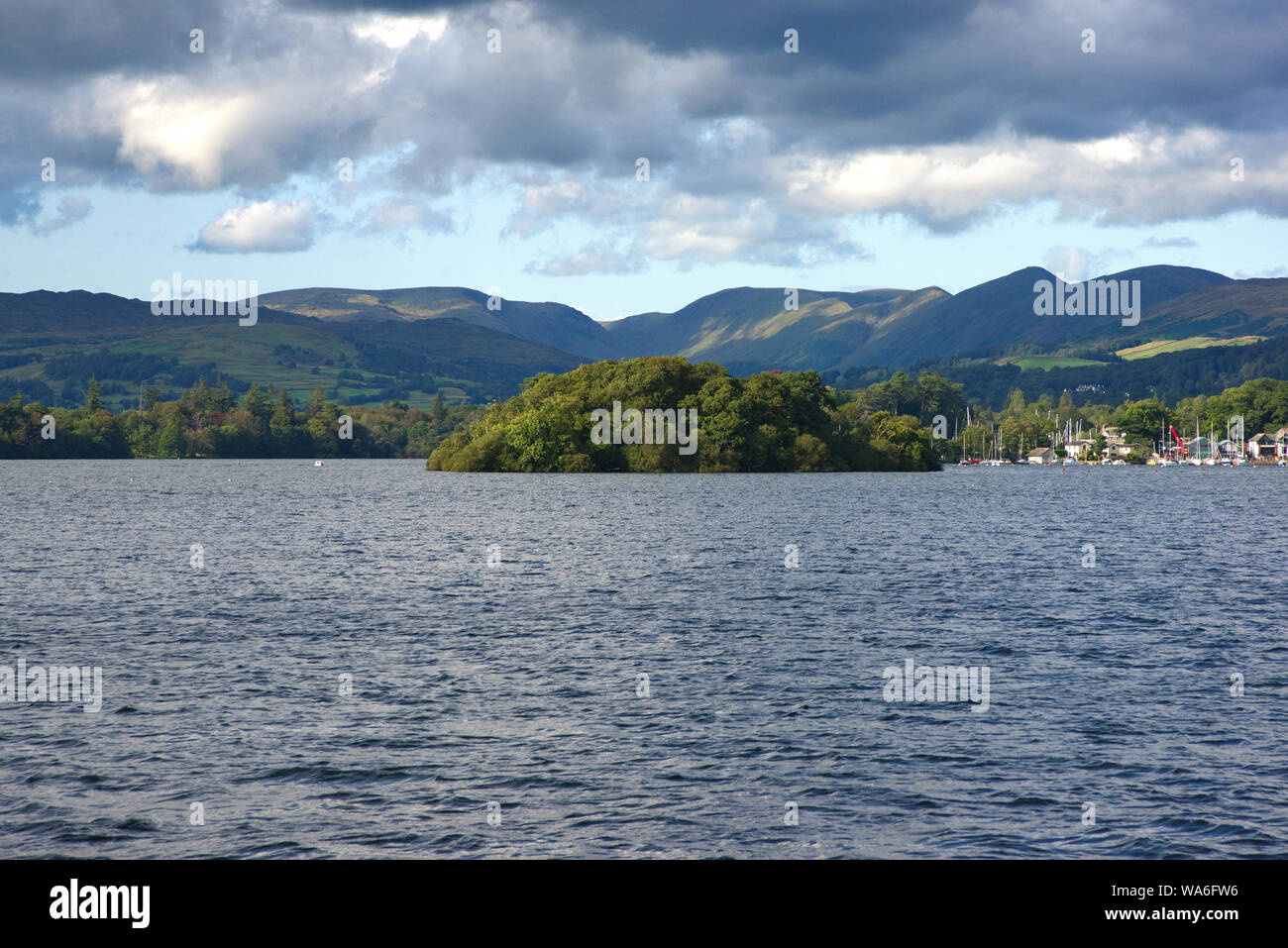 Blick auf Windermere auf und neben dem Wasser Stockfoto