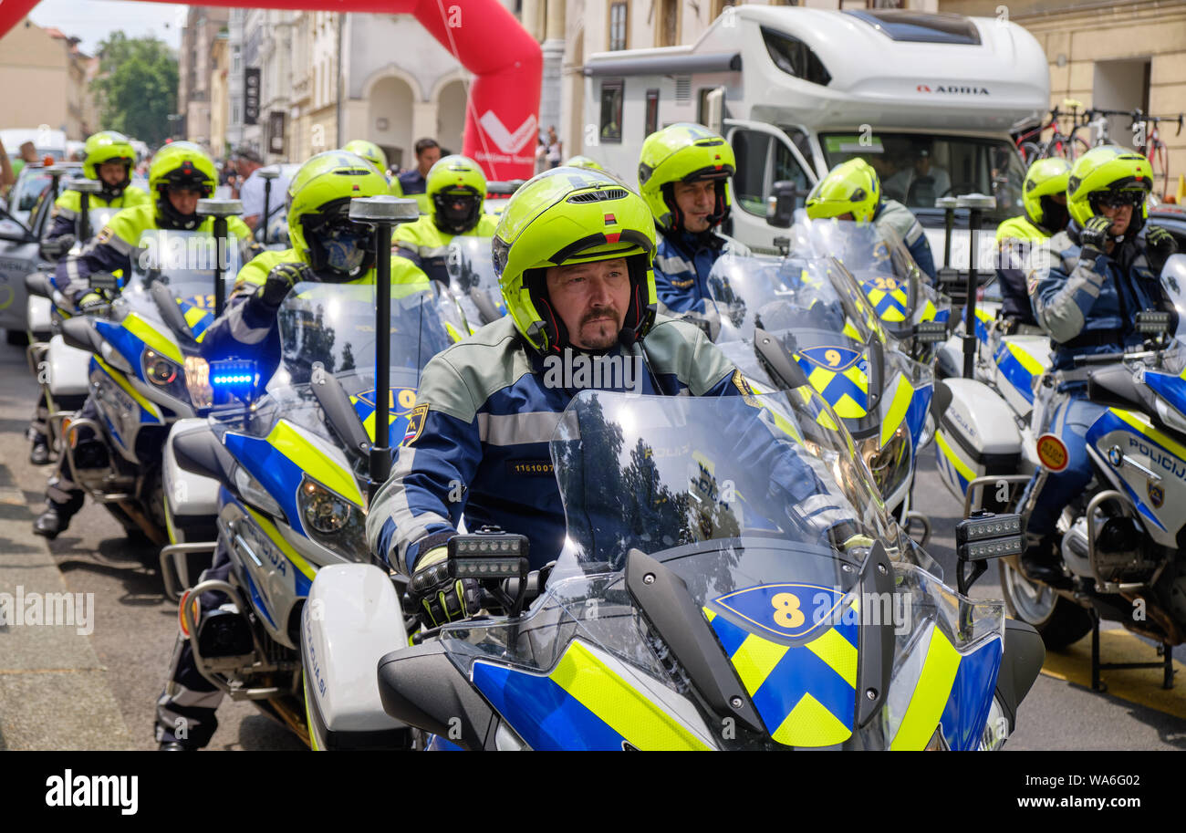 Motorcade Motorrad Polizeikorps fertig, den Weg vor Peloton zu schlagen. Ljubljana, Slowenien Stockfoto