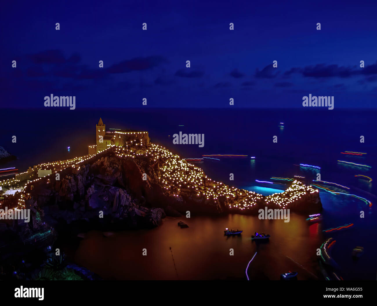 Festival der Weißen Madonna, Portovenere, Ligurien, Italien. Religiöse Veranstaltung: Kerzen leuchten und eine Prozession findet in Erinnerung an ein Wunder. Stockfoto