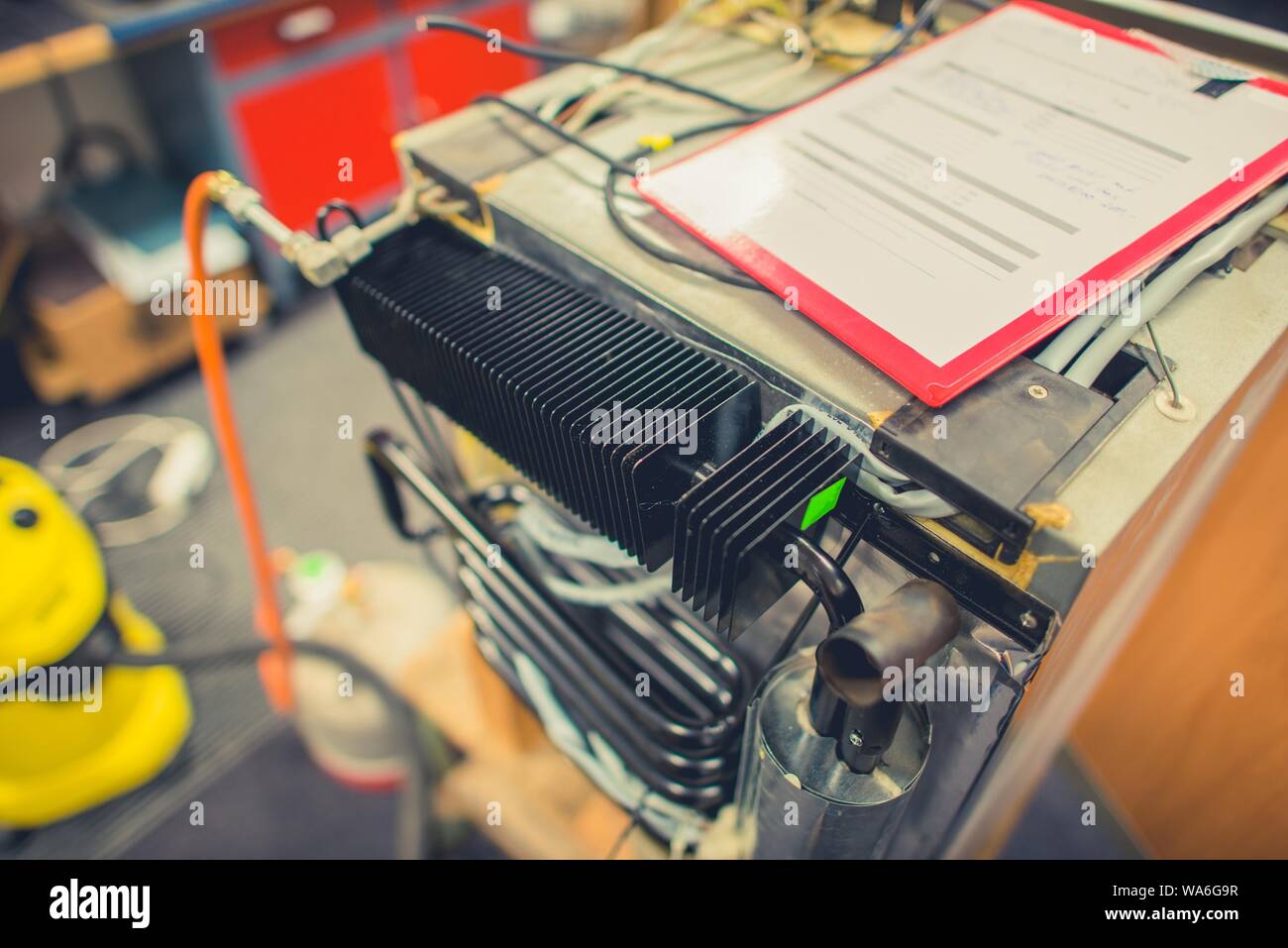 Die Reparatur von Defekten Camper RV Kühlschrank. Wartung Reisemobil Appliances Stockfoto