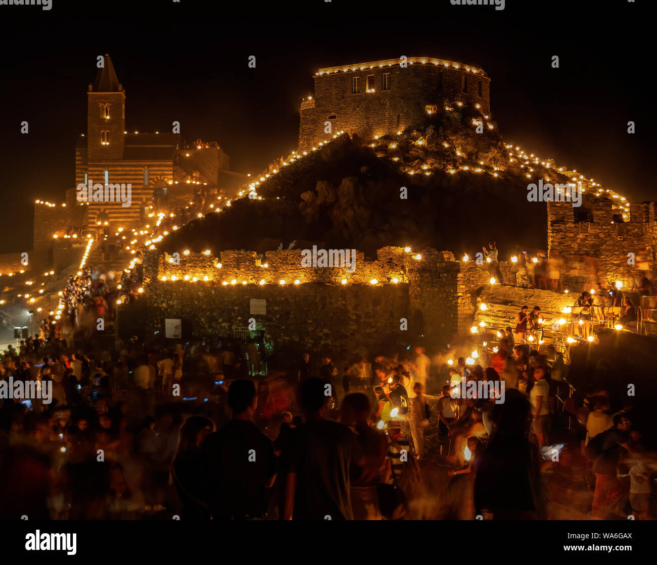 PORTVENERE, Ligurien, Italien - 17. AUGUST 2019: Detail aus der jährlichen religiösen in Erinnerung an ein Wunder. Menge und beleuchtete Kirche. Stockfoto