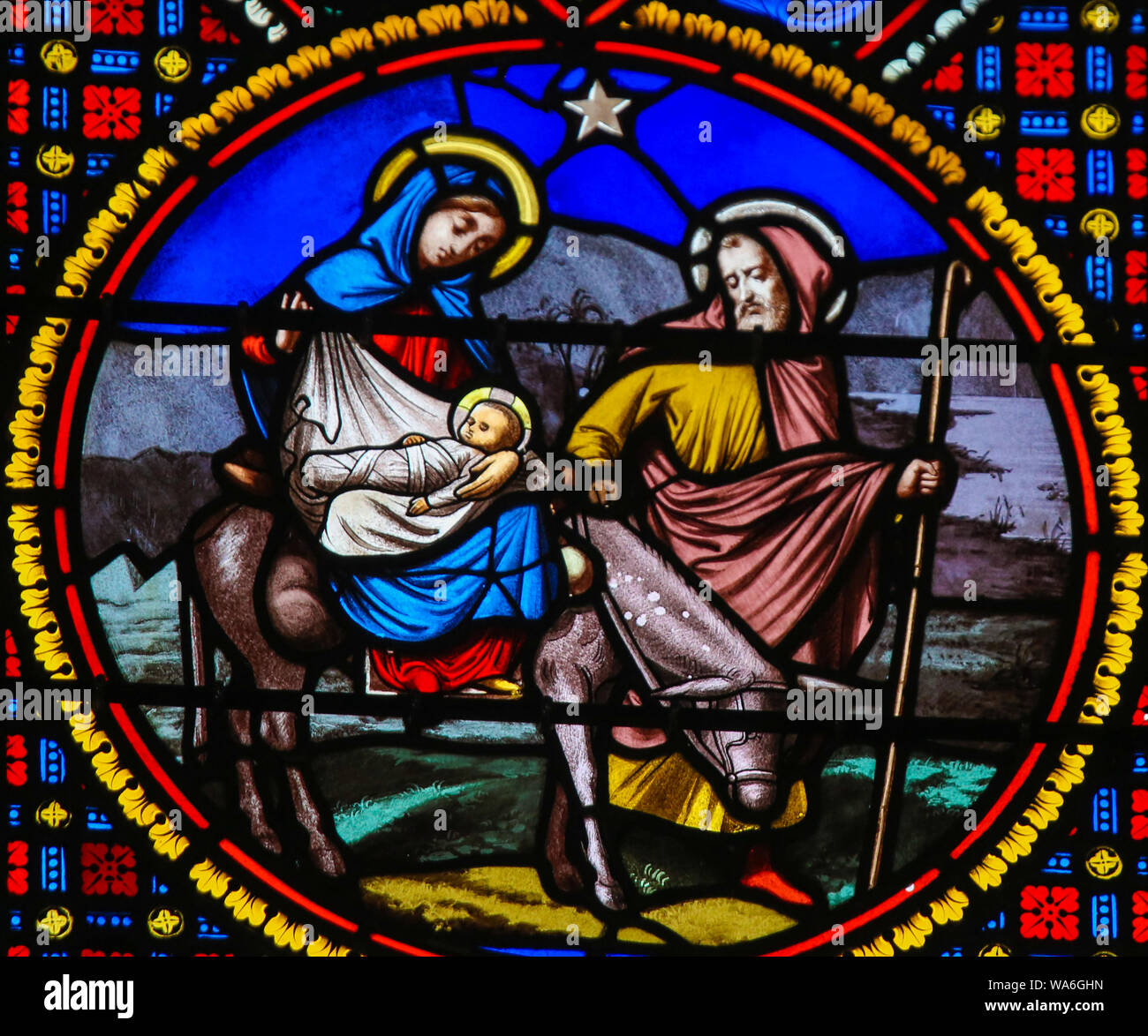 Glasmalereien in der Kapelle Notre-Dame-des-flots (1857) in Sainte Adresse, Le Havre, Frankreich, mit der Darstellung der Flucht nach Ägypten Stockfoto