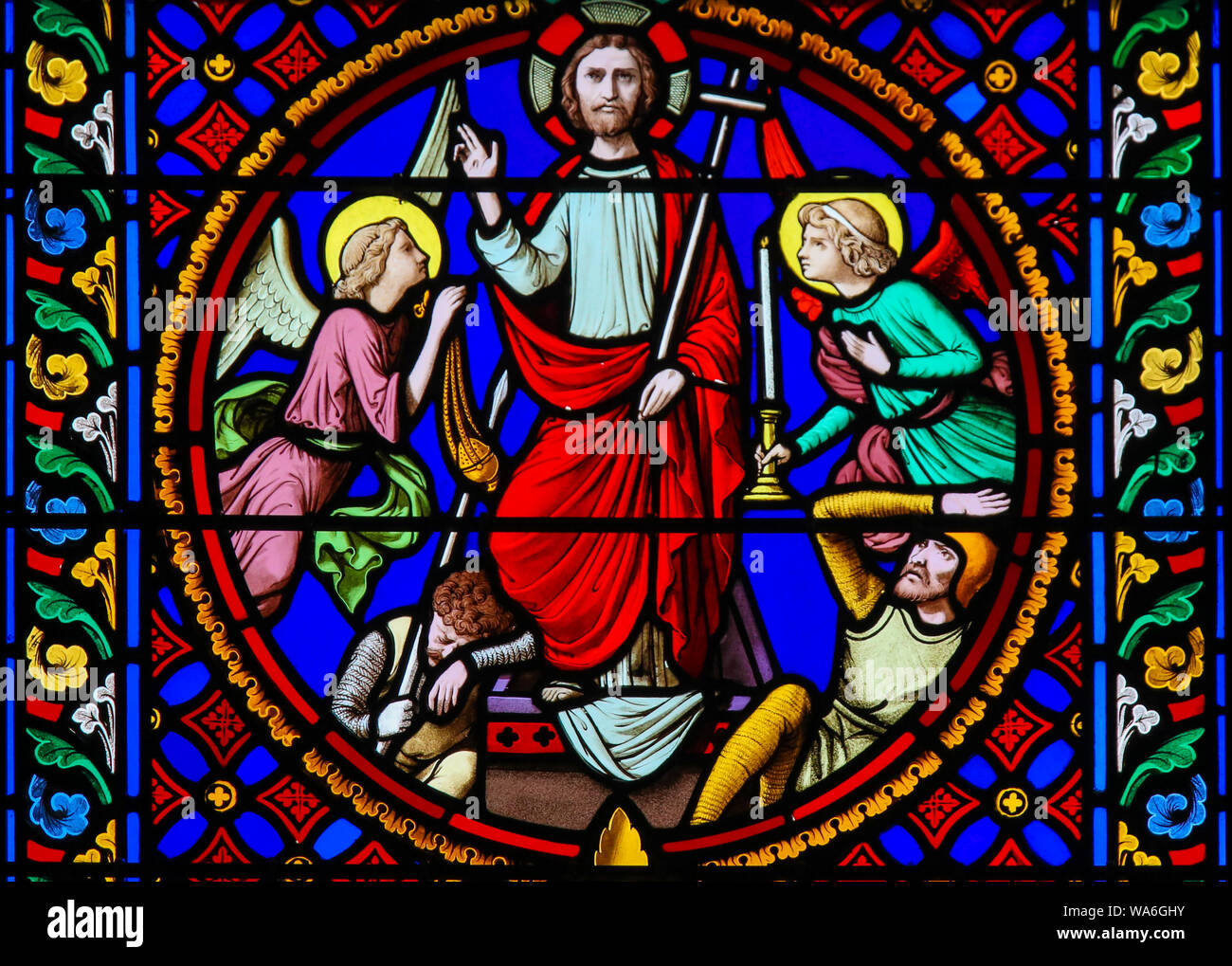 Glasmalereien in der Kapelle Notre-Dame-des-flots (1857) in Sainte Adresse, Le Havre, Frankreich, das die Auferstehung Jesu Stockfoto