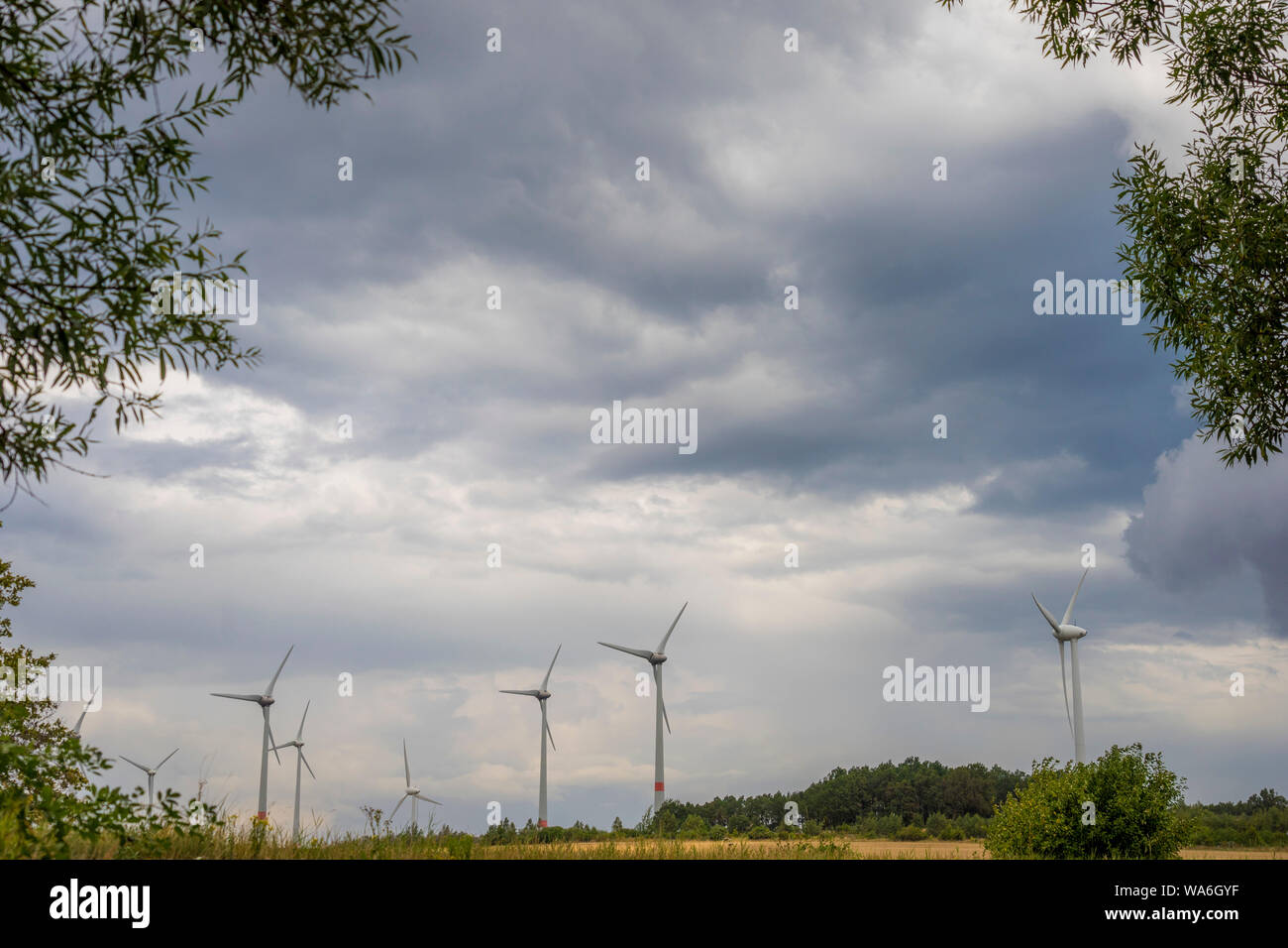 Windpark auf den wolkigen Hintergrund in der Nähe von Dresden in Deutschland Stockfoto