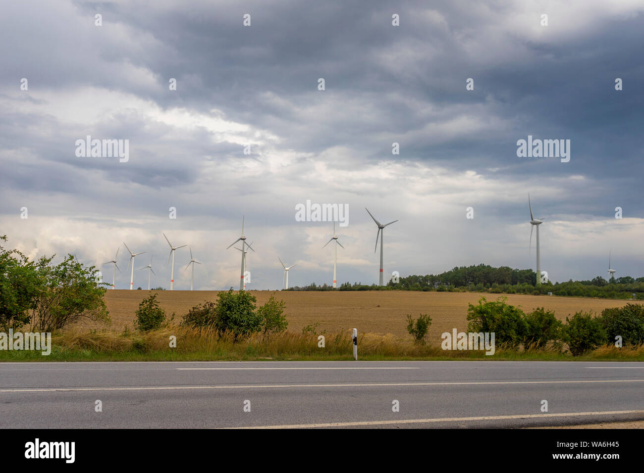 Windpark auf den wolkigen Hintergrund in der Nähe von Dresden in Deutschland Stockfoto