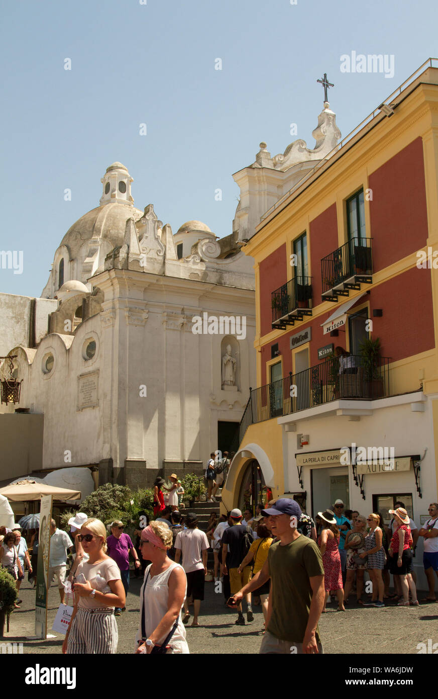 Massen von Touristen vor der Kirche von Santo Stefano in der Piazza Umberto, Via Roma, auf der Insel Capri, Kampanien, Italien mit Kopierraum Stockfoto