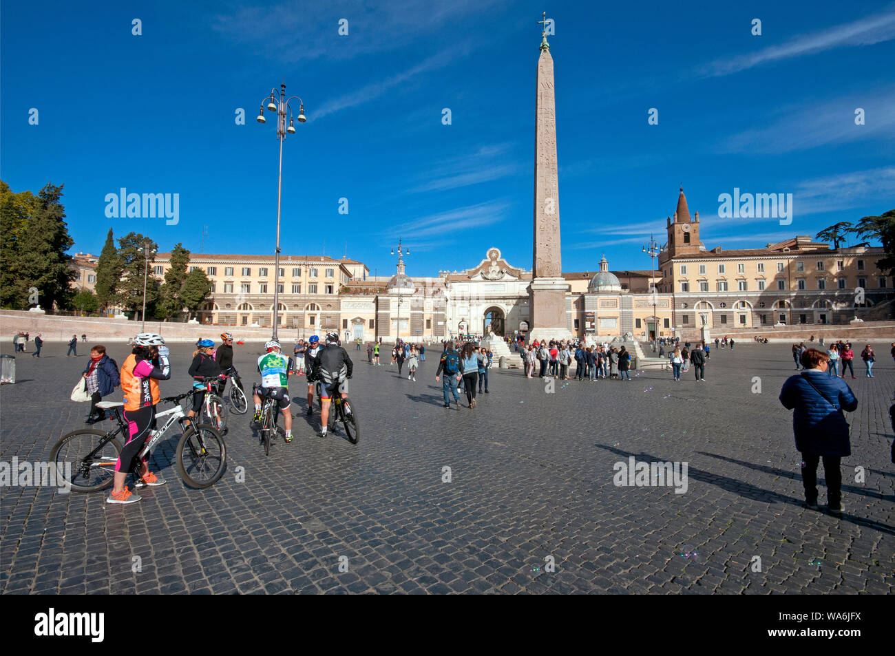 Biker und Touristen in Piazza del Popolo, Rom, Italien Stockfoto