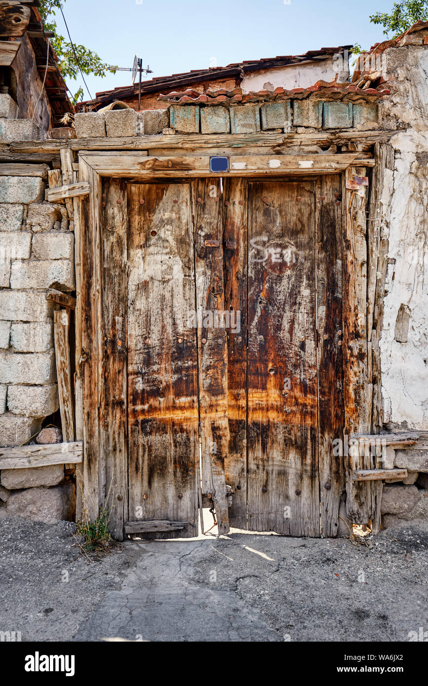 Traditionelle hölzerne Tür eines Slums Haus in Hamamonu, Ankara, Türkei Stockfoto