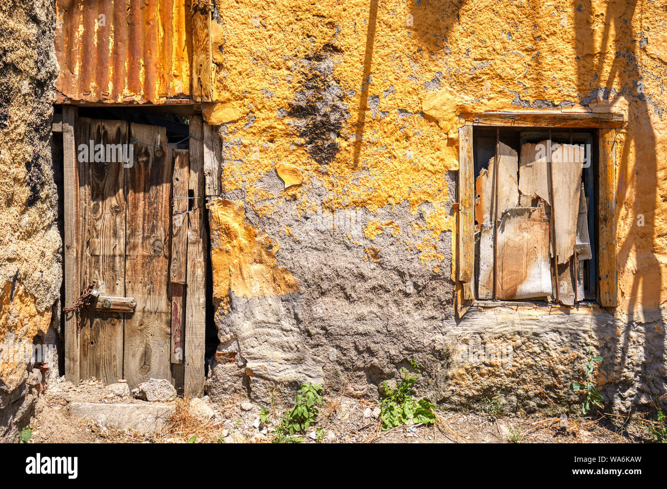 Traditionelle hölzerne Eingangstür und Fenster eines verlassenen shanty Haus Stockfoto