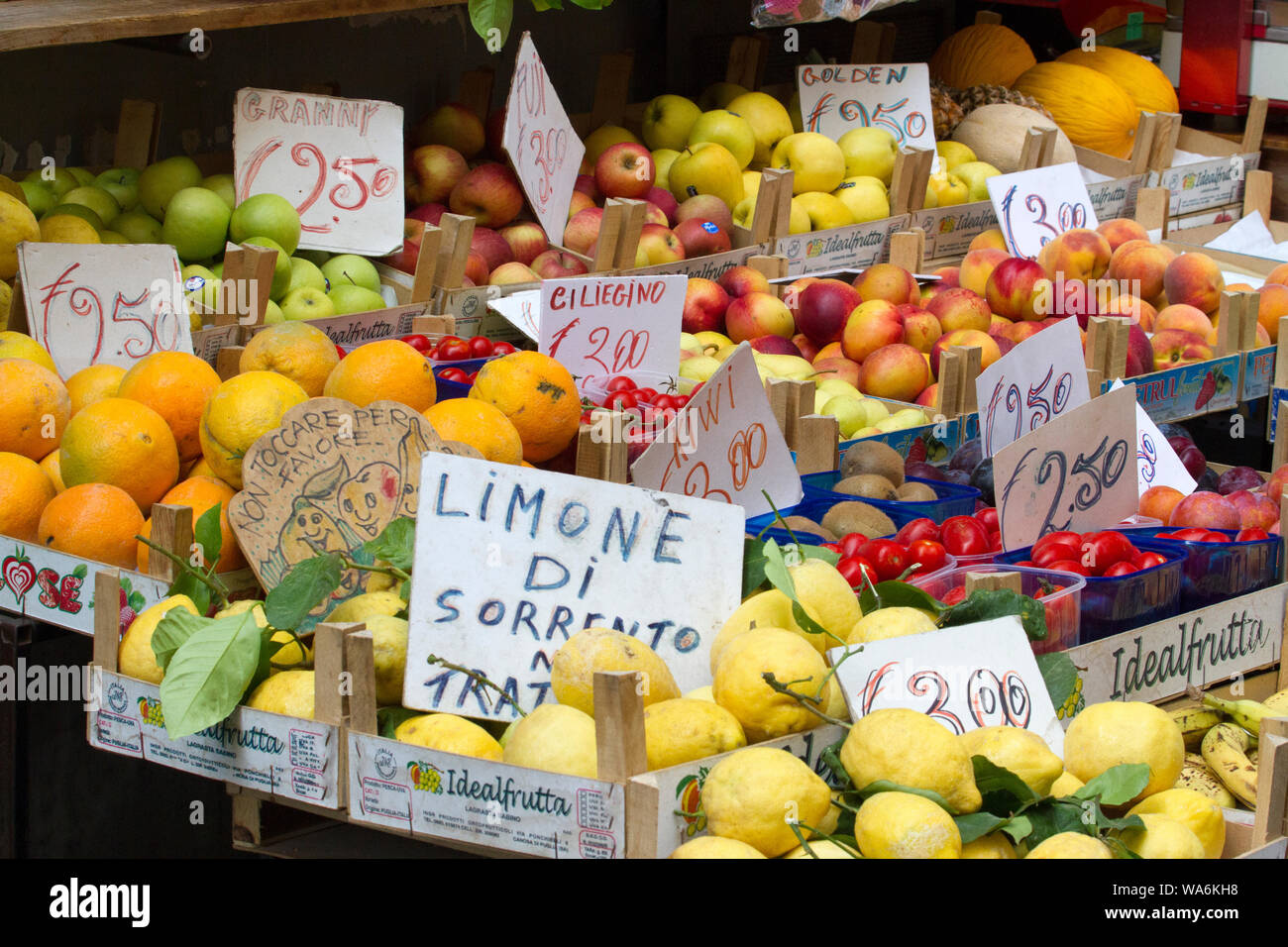 Boxen mit frischem Obst zum Verkauf auf einem Marktstand in Sorrento, Italien Stockfoto